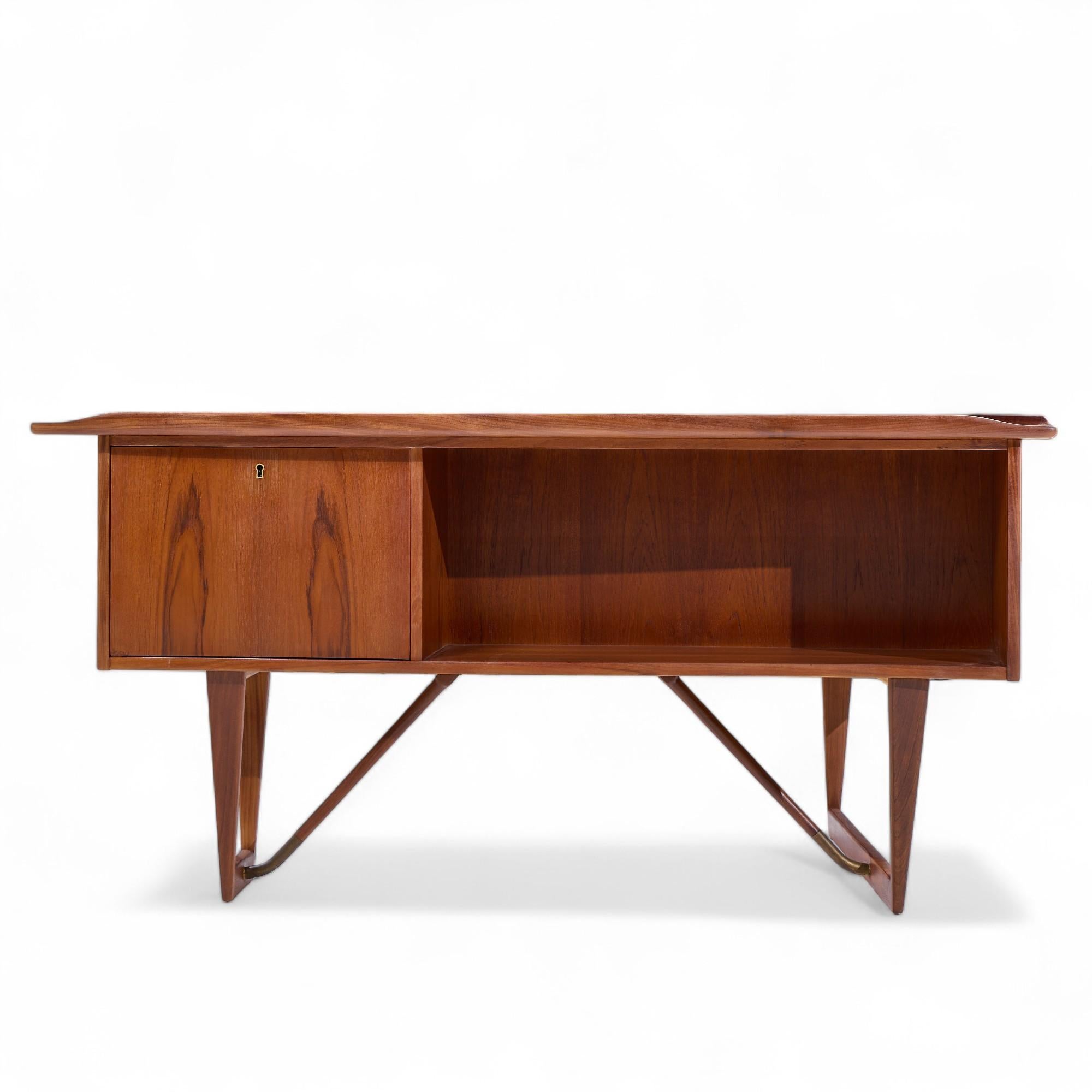 Peter Løvig Nielsen for Hedensted Møbelfabrik MCM Danish Teak Boomerang Desk For Sale 5