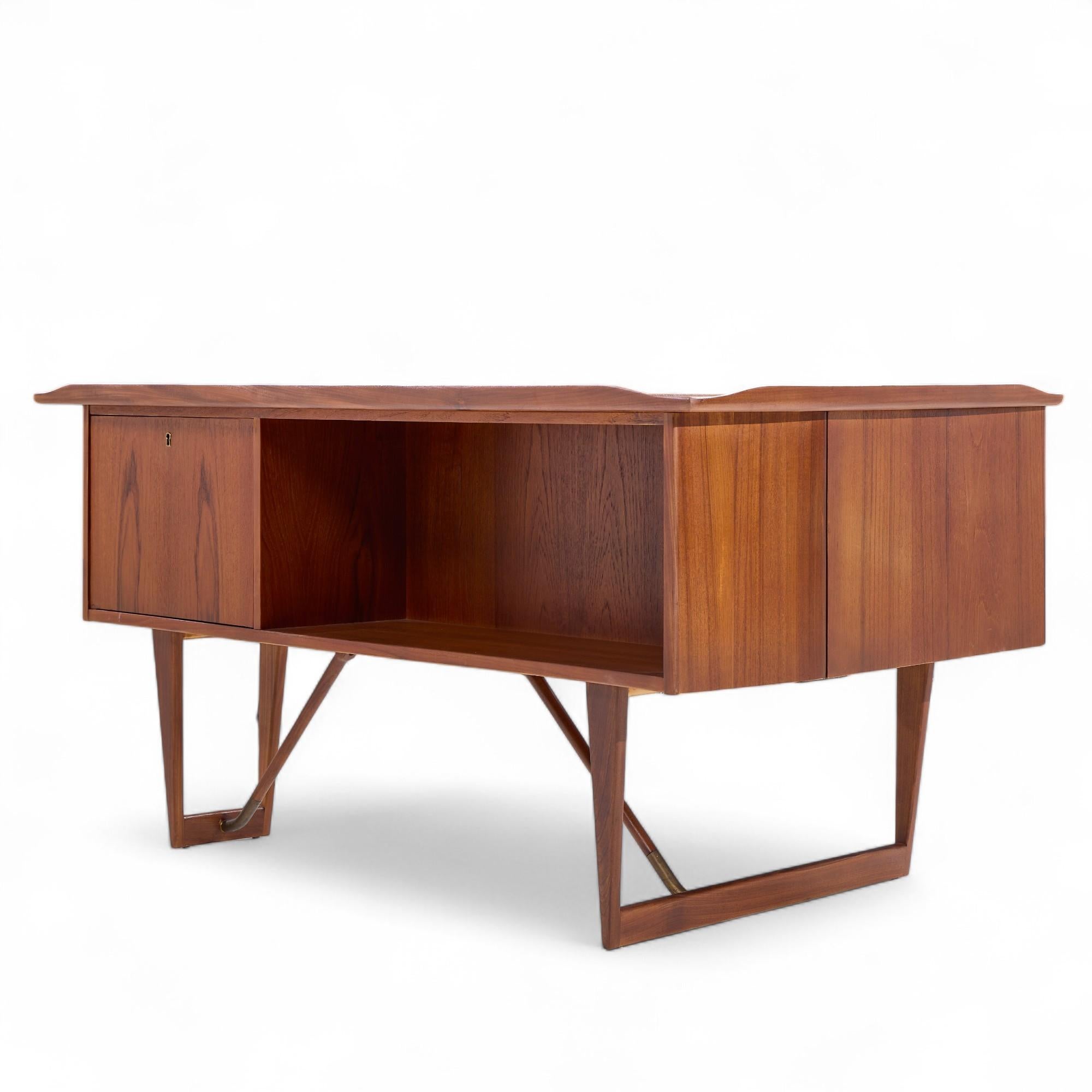 Peter Løvig Nielsen for Hedensted Møbelfabrik MCM Danish Teak Boomerang Desk For Sale 6