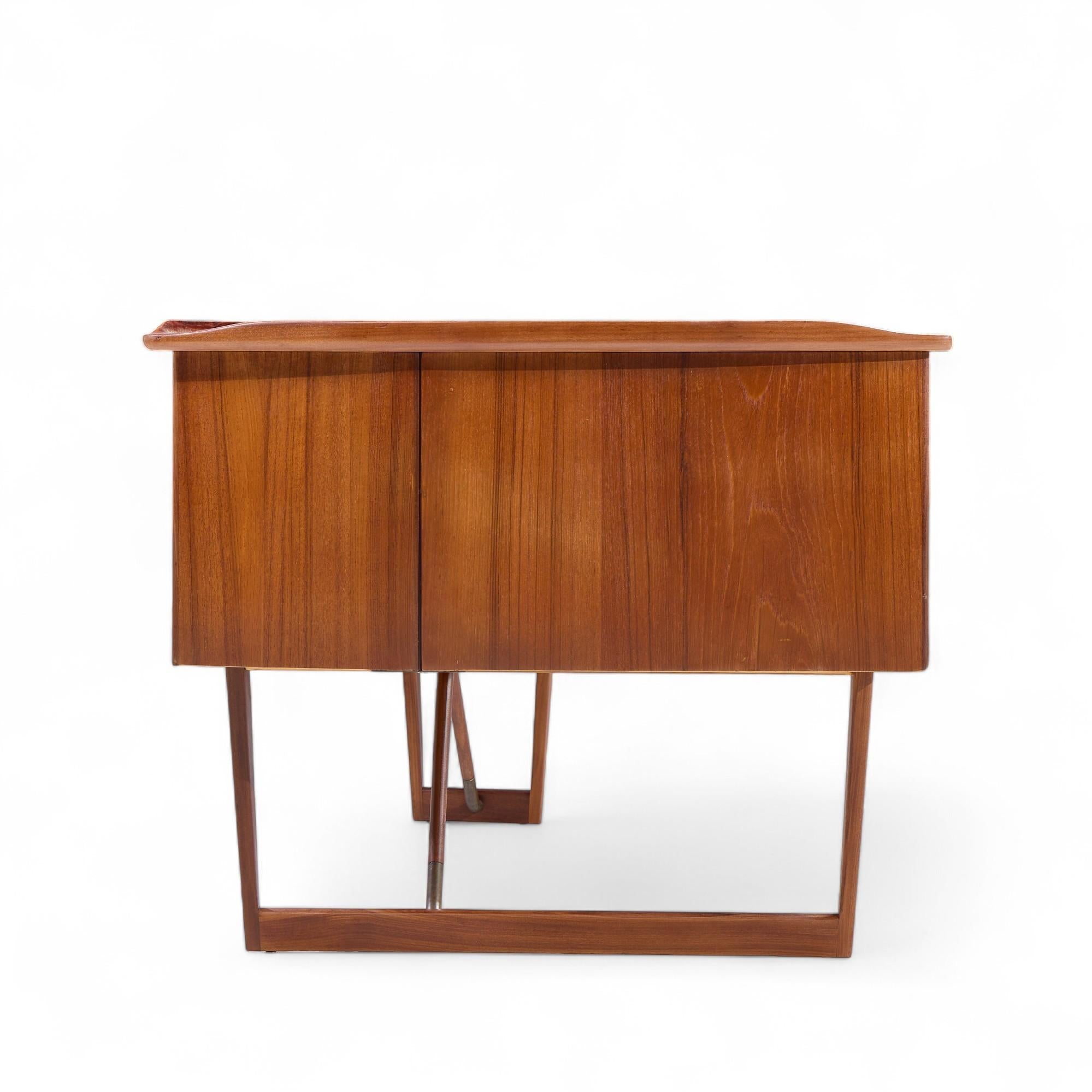 Late 20th Century Peter Løvig Nielsen for Hedensted Møbelfabrik MCM Danish Teak Boomerang Desk For Sale