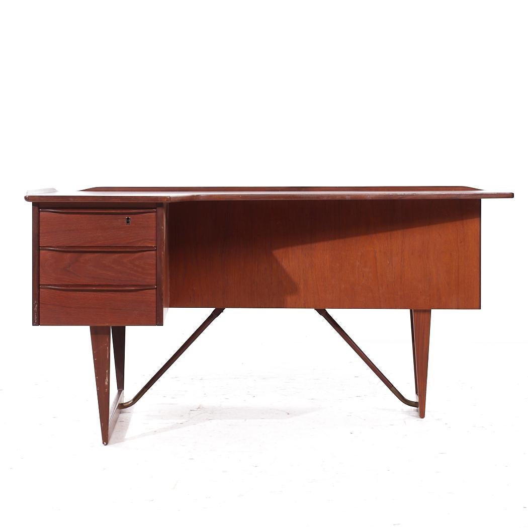 Peter Løvig Nielsen per Hedensted Møbelfabrik Scrivania a boomerang in teak danese del metà del secolo scorso

Questa scrivania misura: 59,25 larghezza x 35 profondità x 28,5 altezza, con uno spazio per la sedia di 27,5 pollici.

Tutti i mobili