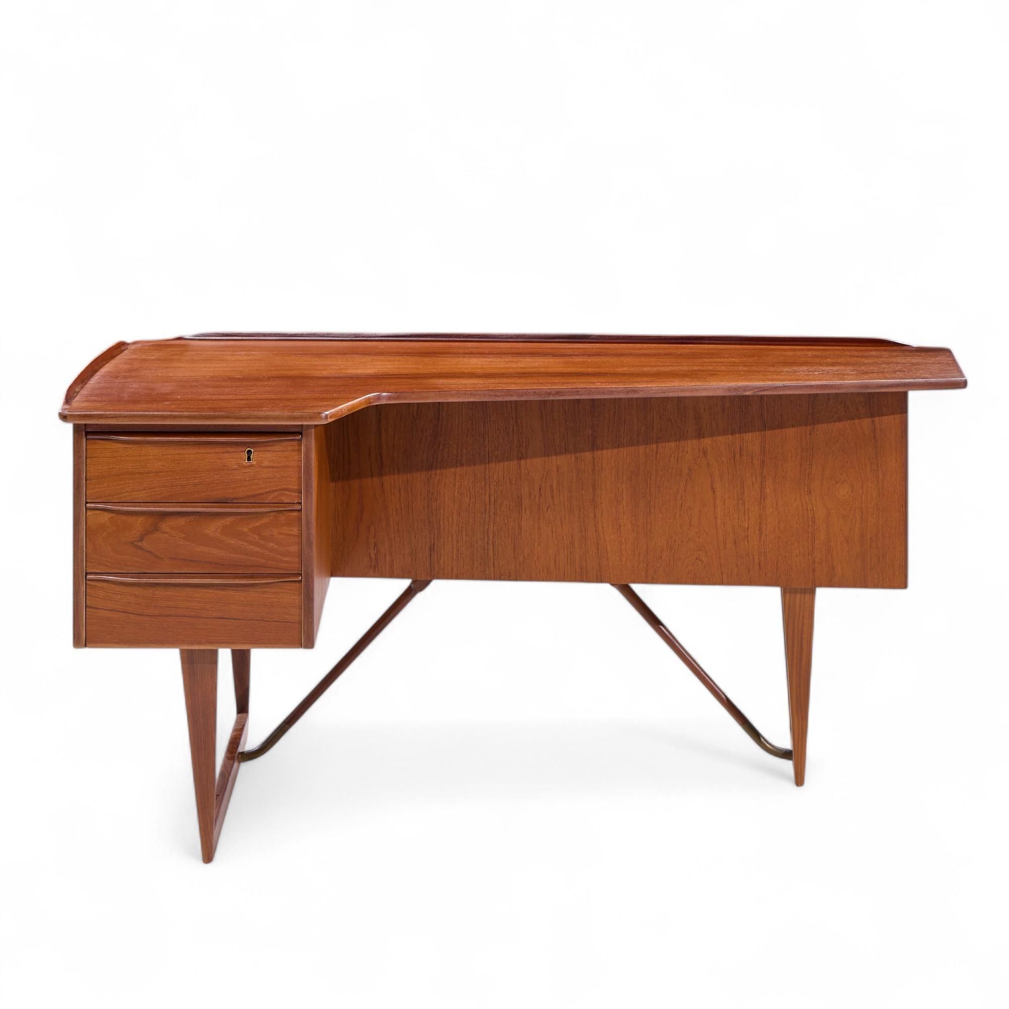 Peter Løvig Nielsen for Hedensted Møbelfabrik Mid Century Danish Teak Boomerang Desk

This desk measures: 59.25 wide x 35 deep x 28.5 high, with a chair clearance of 27.5 inches

All pieces of furniture can be had in what we call restored vintage