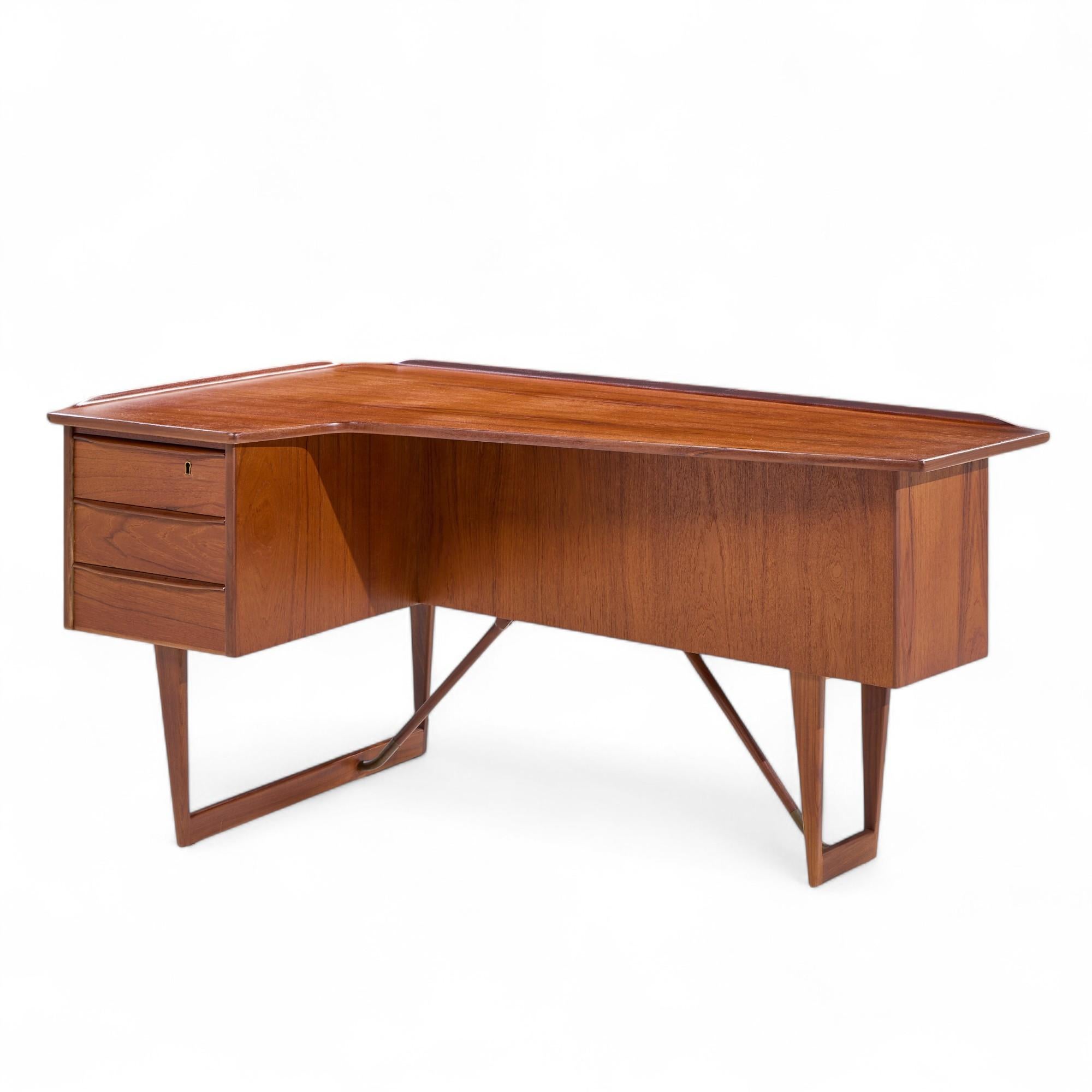 Mid-Century Modern Peter Løvig Nielsen for Hedensted Møbelfabrik MCM Danish Teak Boomerang Desk For Sale