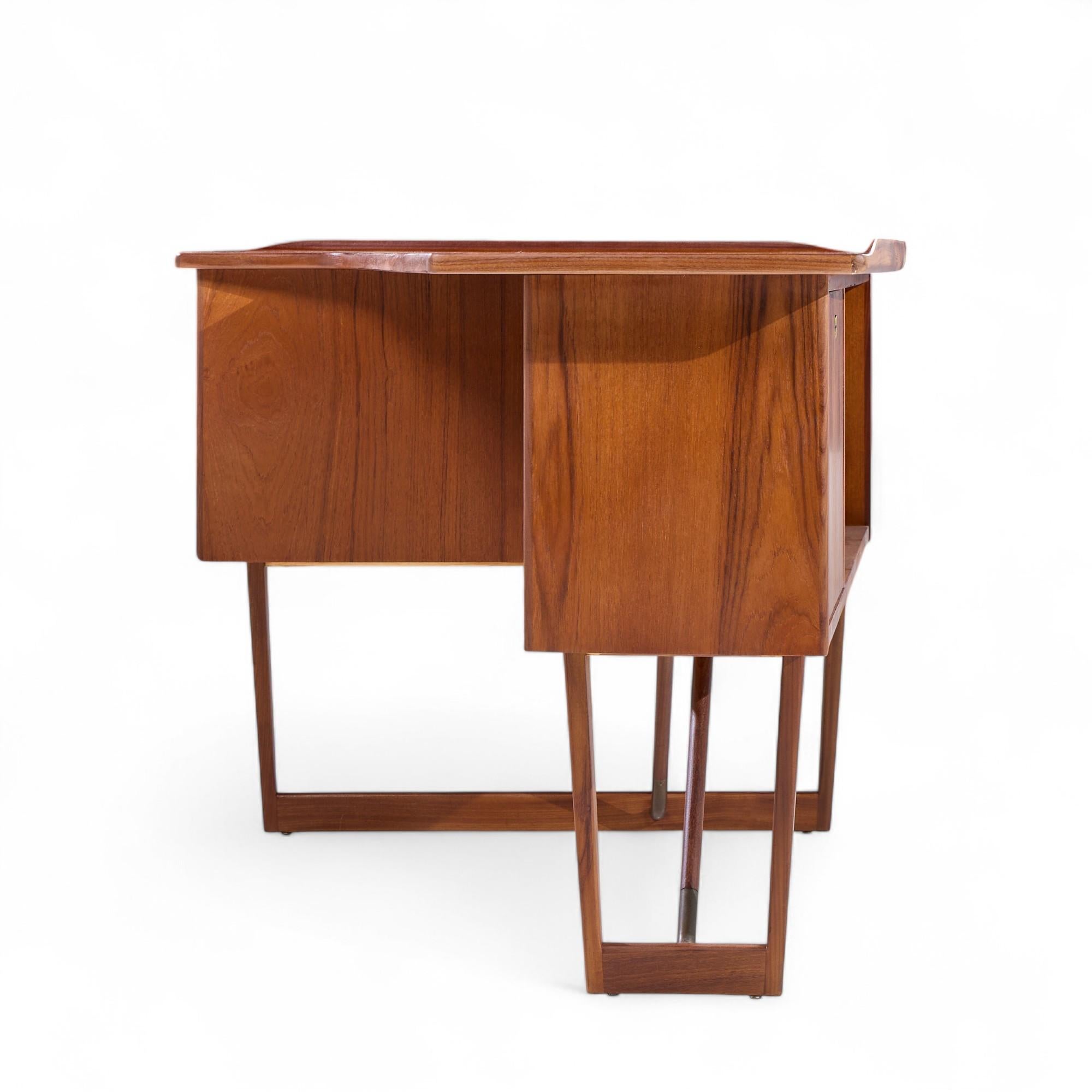 Peter Løvig Nielsen for Hedensted Møbelfabrik MCM Danish Teak Boomerang Desk In Good Condition For Sale In Franklin Park, IL