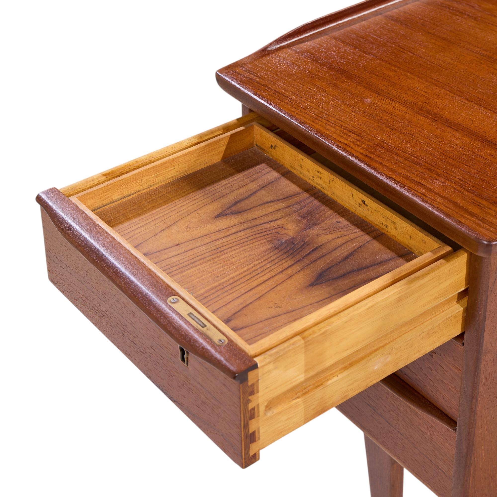 Peter Løvig Nielsen for Hedensted Møbelfabrik MCM Danish Teak Boomerang Desk For Sale 1