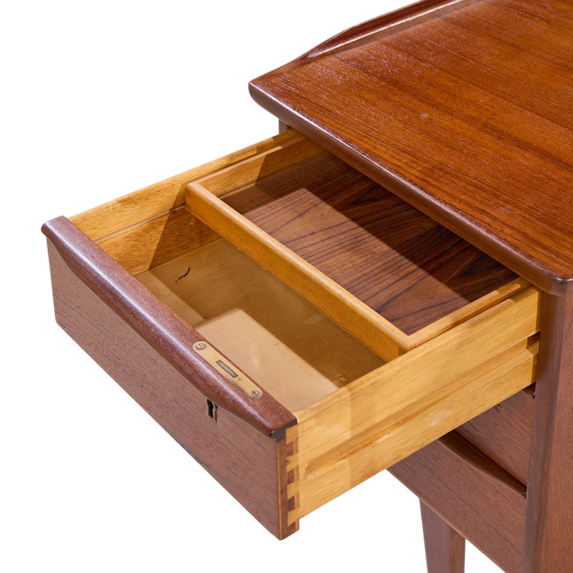 Peter Løvig Nielsen for Hedensted Møbelfabrik MCM Danish Teak Boomerang Desk For Sale 2