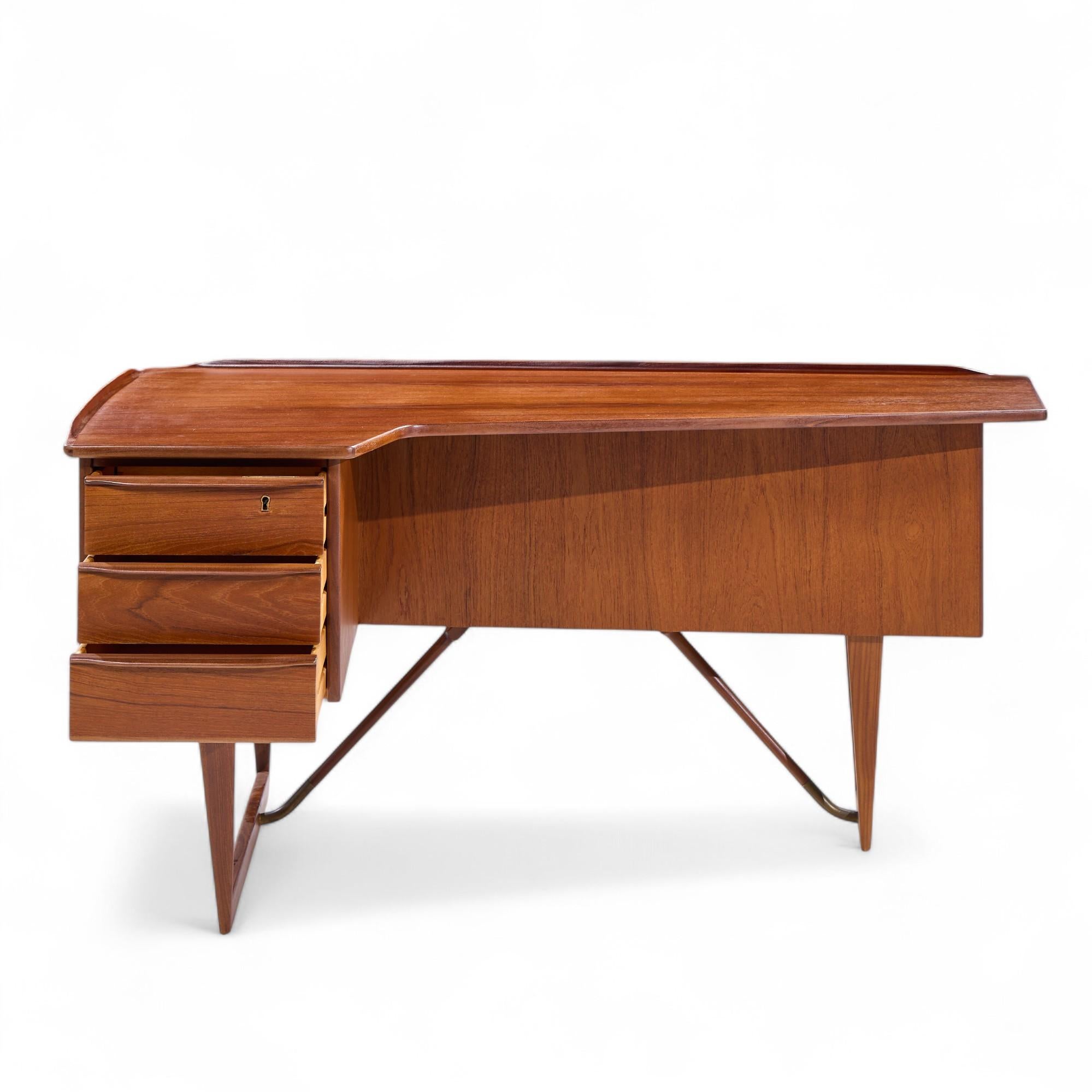 Peter Løvig Nielsen for Hedensted Møbelfabrik MCM Danish Teak Boomerang Desk For Sale 3