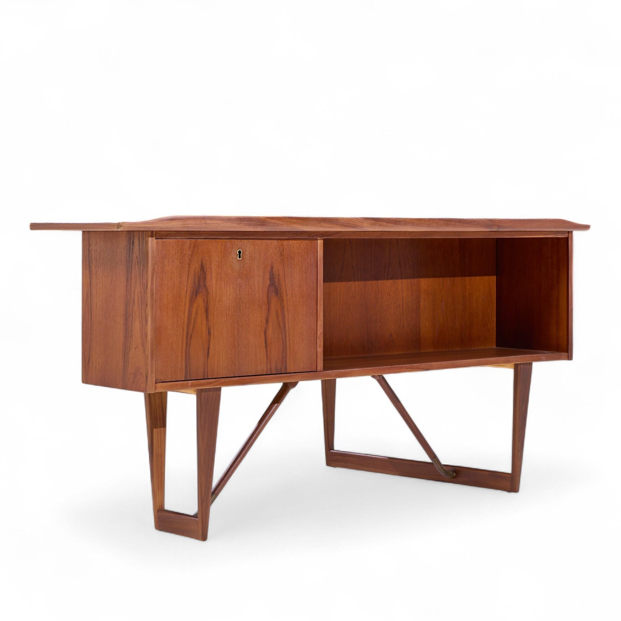 Peter Løvig Nielsen for Hedensted Møbelfabrik MCM Danish Teak Boomerang Desk For Sale 4