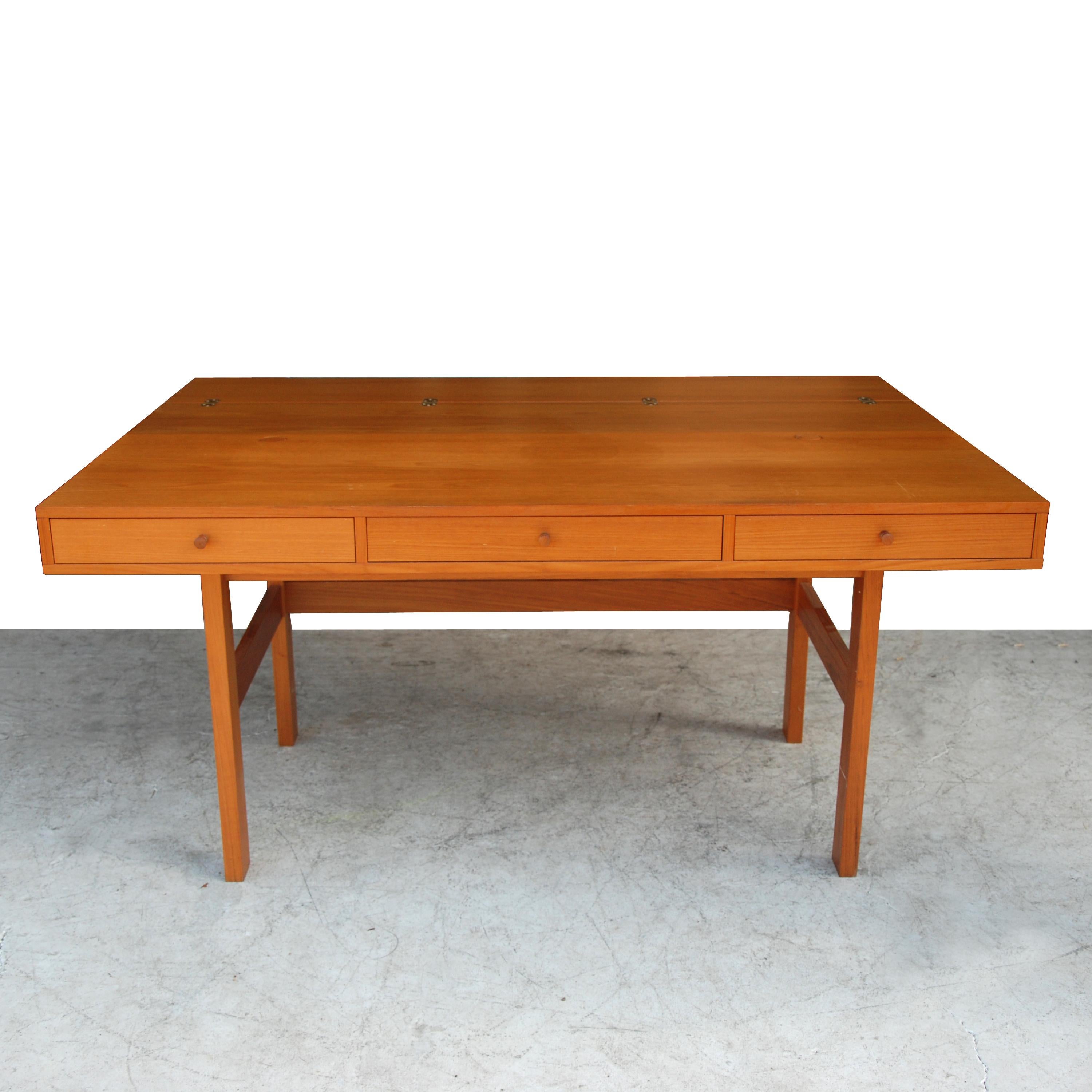 Mid-Century Modern Peter Løvig Nielsen for Laurits M Larsen Scandinavian Modern Teak Desk (Bureau en teck moderne scandinave) en vente