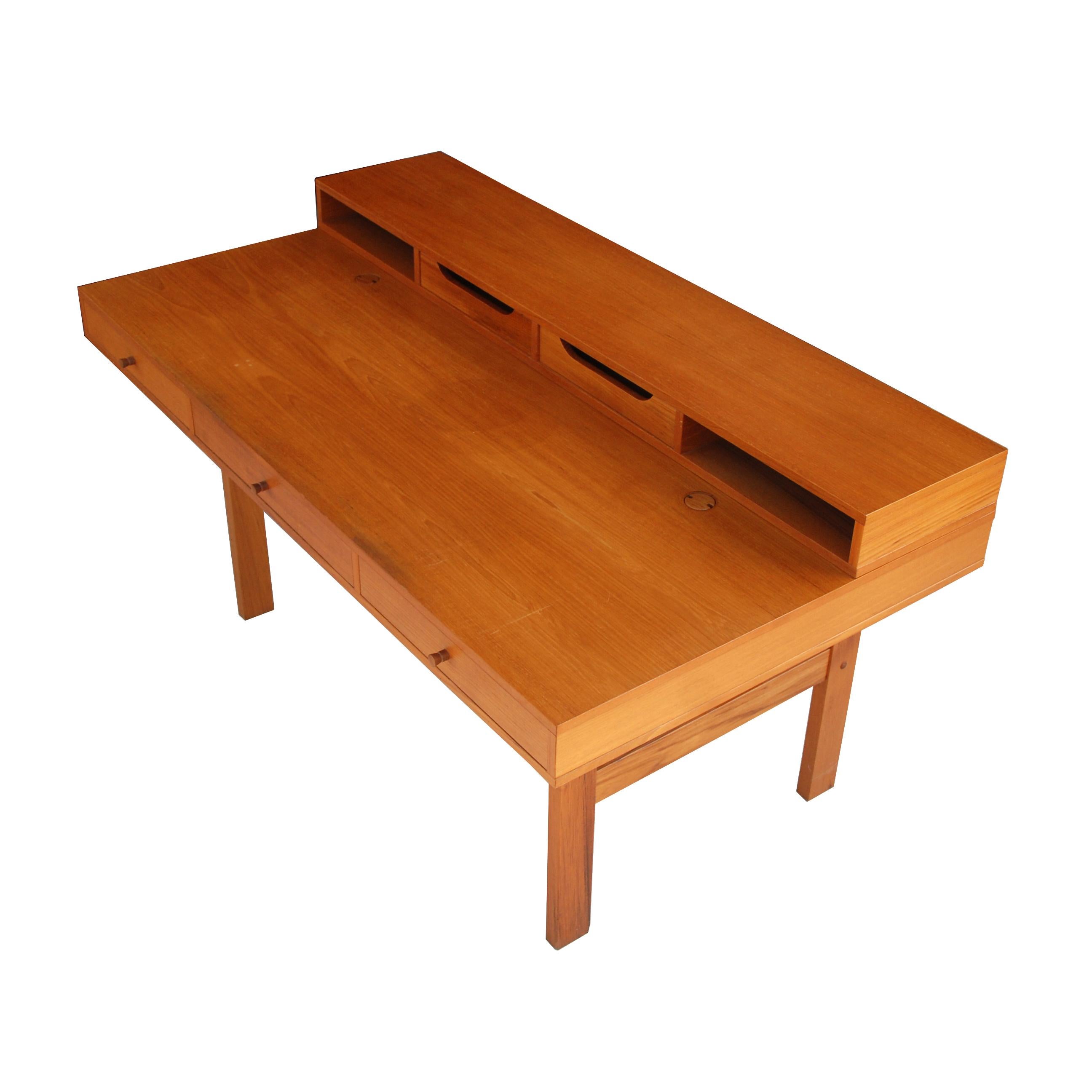 Danois Peter Løvig Nielsen for Laurits M Larsen Scandinavian Modern Teak Desk (Bureau en teck moderne scandinave) en vente