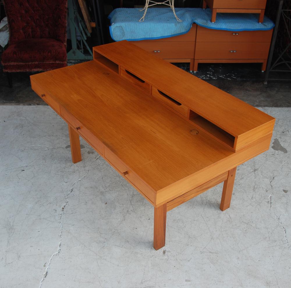 Metà XX secolo Peter Løvig Nielsen per Laurits M. Larsen Scrivania moderna scandinava in teak in vendita