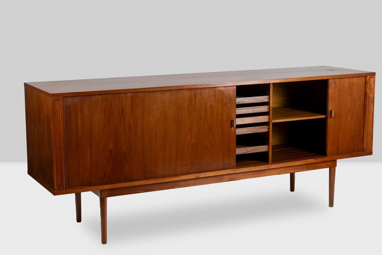 Peter Løvig Nielsen, signed.

Sideboard in teak, rectangular in shape, opening on the front with sliding “jealousie” doors, in the central part with five removable drawers, two of which with green felt and four shelves, two of which are removable,