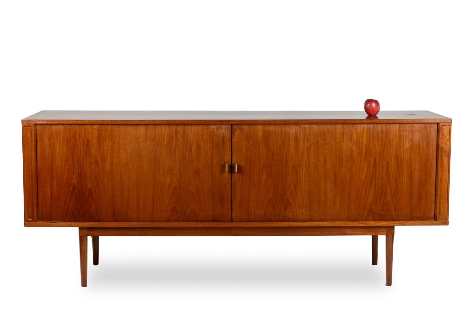 Peter Løvig Nielsen. Sideboard in teak. 1970s In Good Condition For Sale In Saint-Ouen, FR