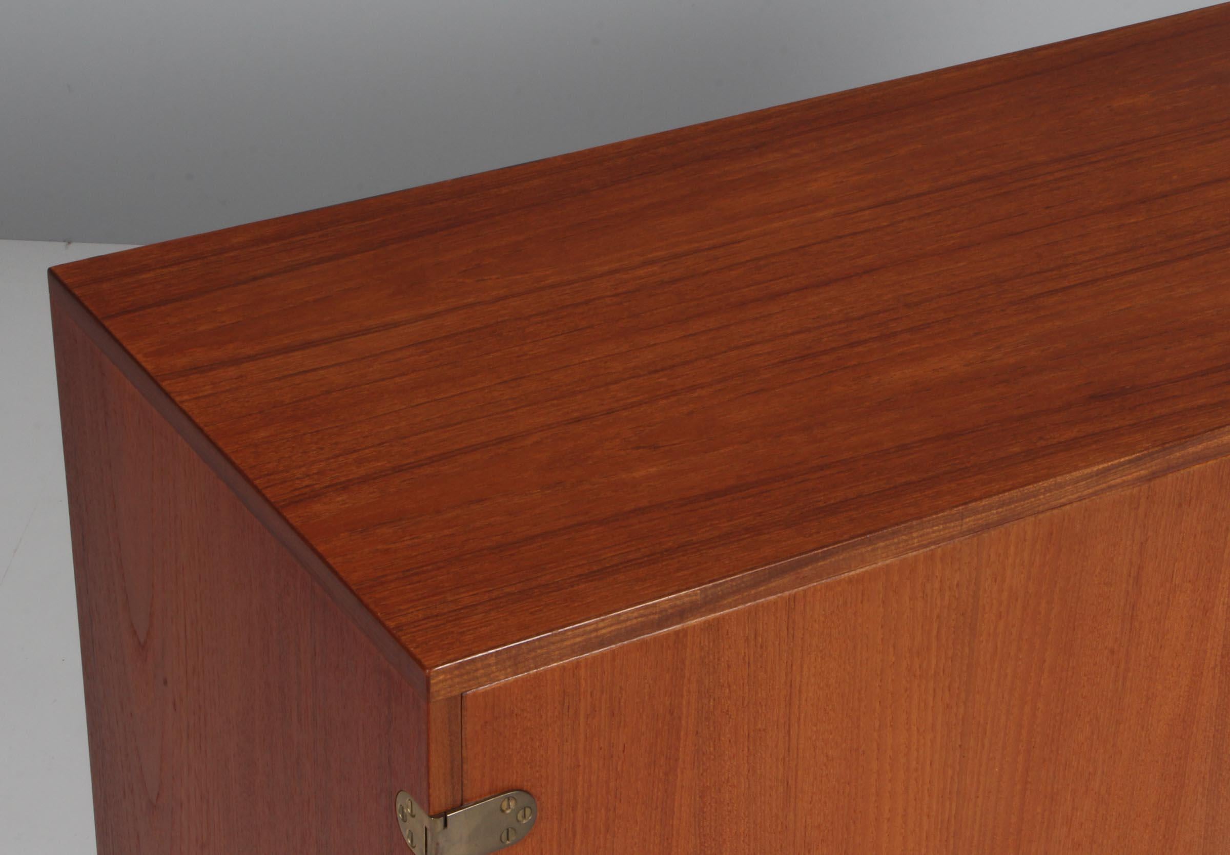 Scandinave moderne Buffet Peter Løvig Nielsen en teck et laiton, Danemark, années 1960 en vente