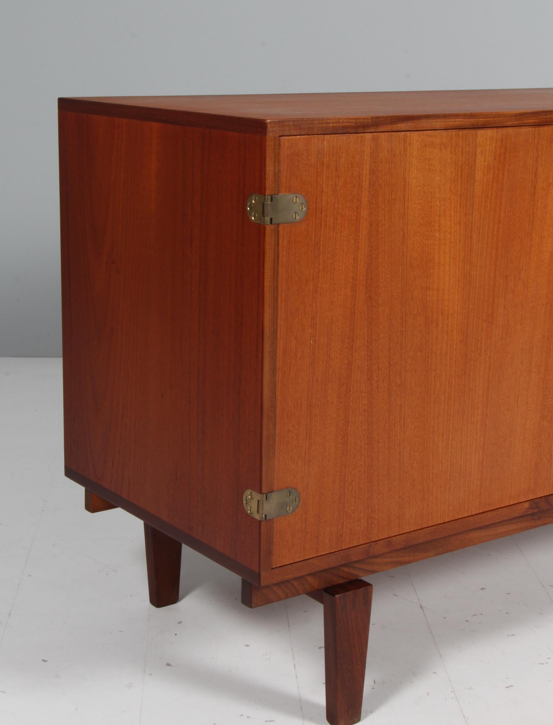 Danois Buffet Peter Løvig Nielsen en teck et laiton, Danemark, années 1960 en vente