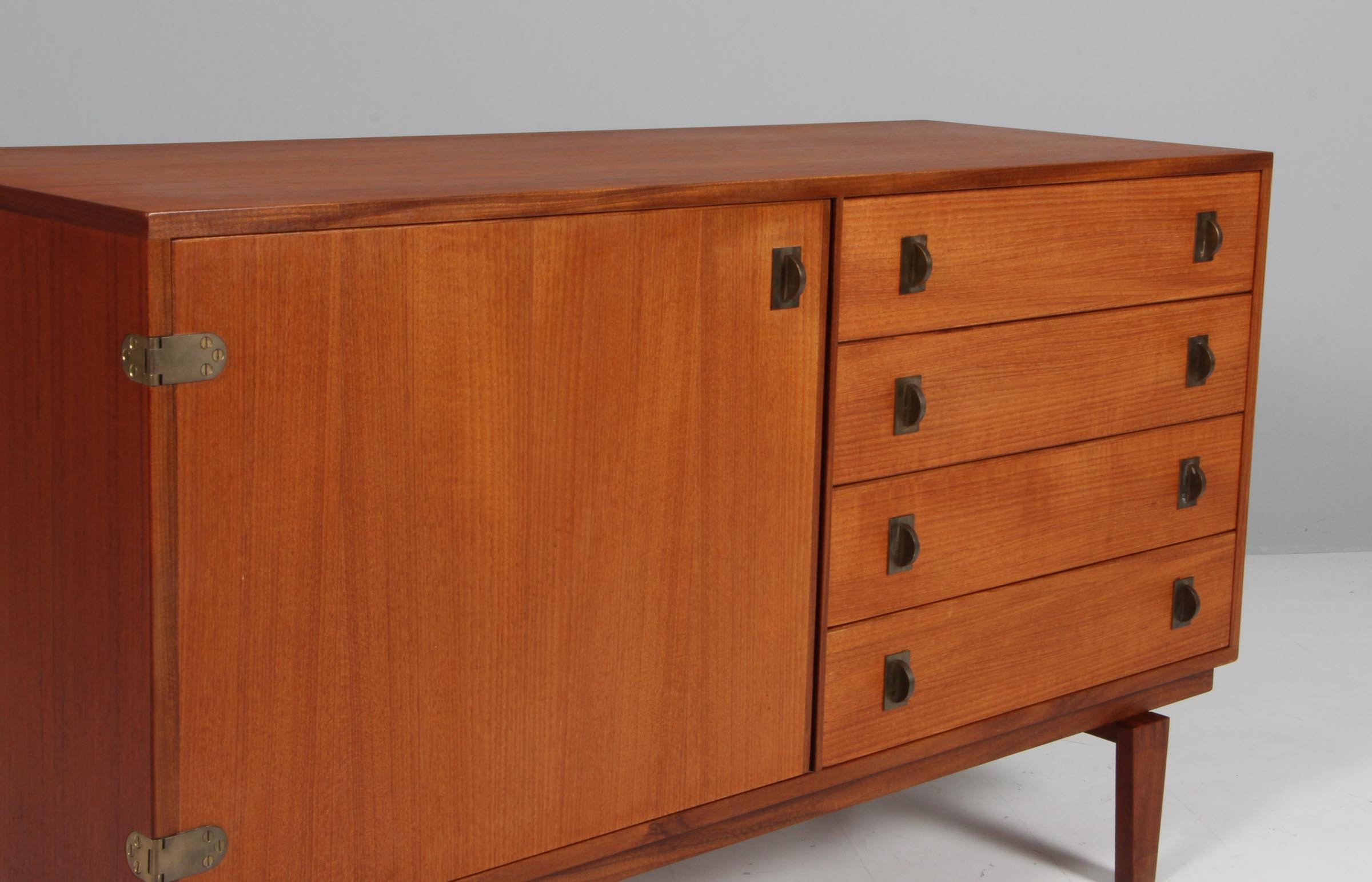 Buffet Peter Løvig Nielsen en teck et laiton, Danemark, années 1960 Bon état - En vente à Esbjerg, DK