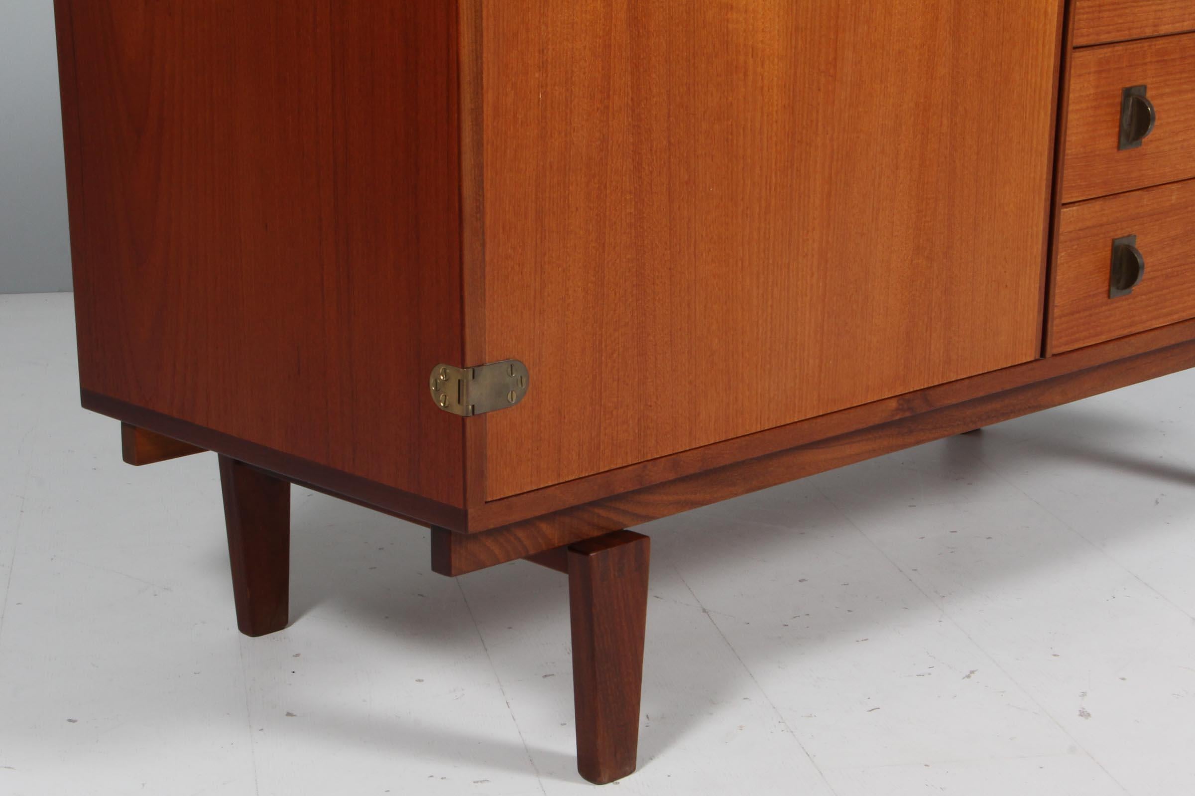 Laiton Buffet Peter Løvig Nielsen en teck et laiton, Danemark, années 1960 en vente