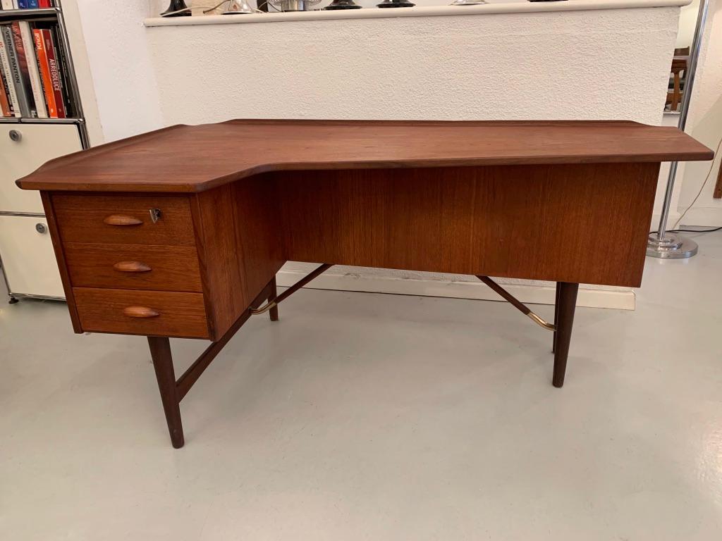 Teak and brass boomerang desk by Peter Løvig Nielsen produced by Hedensted Møbelfabrik, Denmark ca. 1960
Good condition, a few restoration on the top ( pictures )
Original key for the front drawers. The lock on the back bar cabinet has been