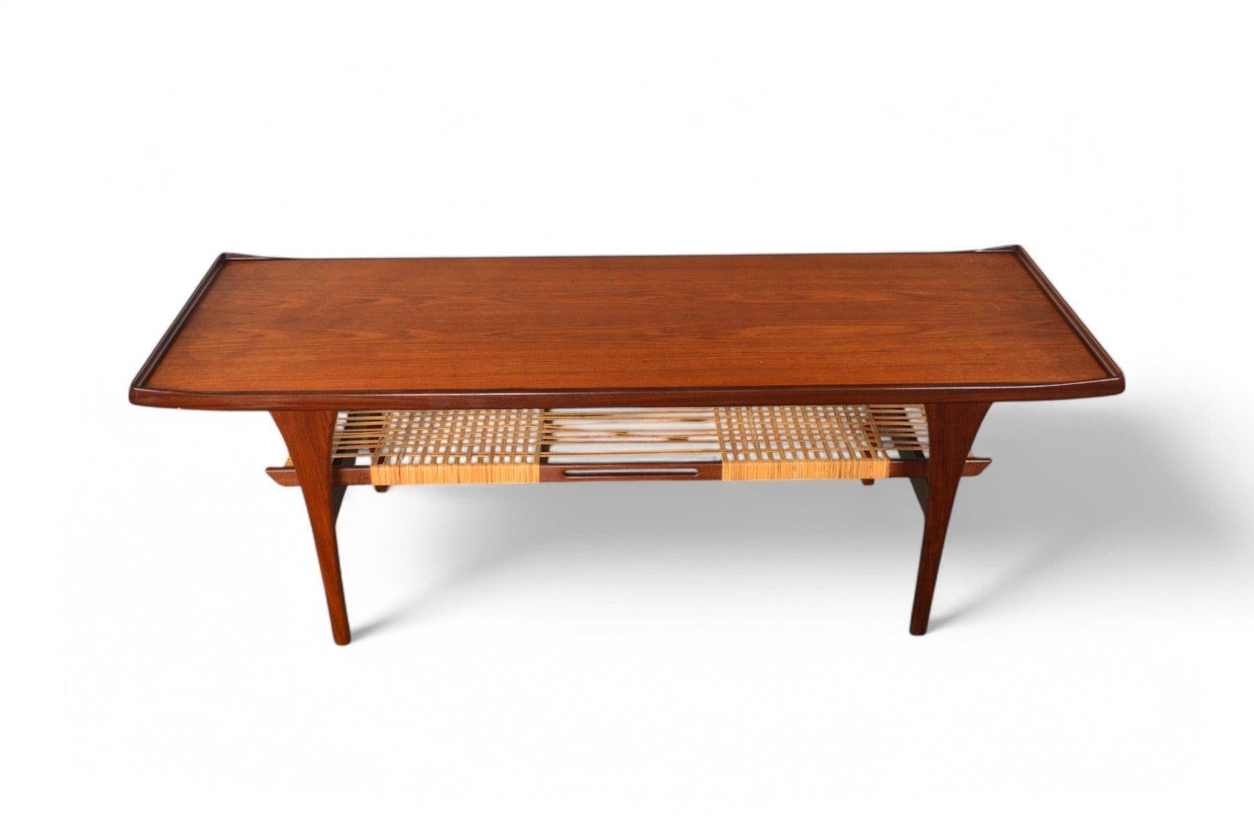 Origine : Danemark
Designer : Peter Løvig Nielsen
Fabricant : Løvig Møber
Époque : années 1960
Matériaux : Teck, canne
Dimensions : 59″ de largeur x 20.25″ de profondeur x 20.5″ de hauteur