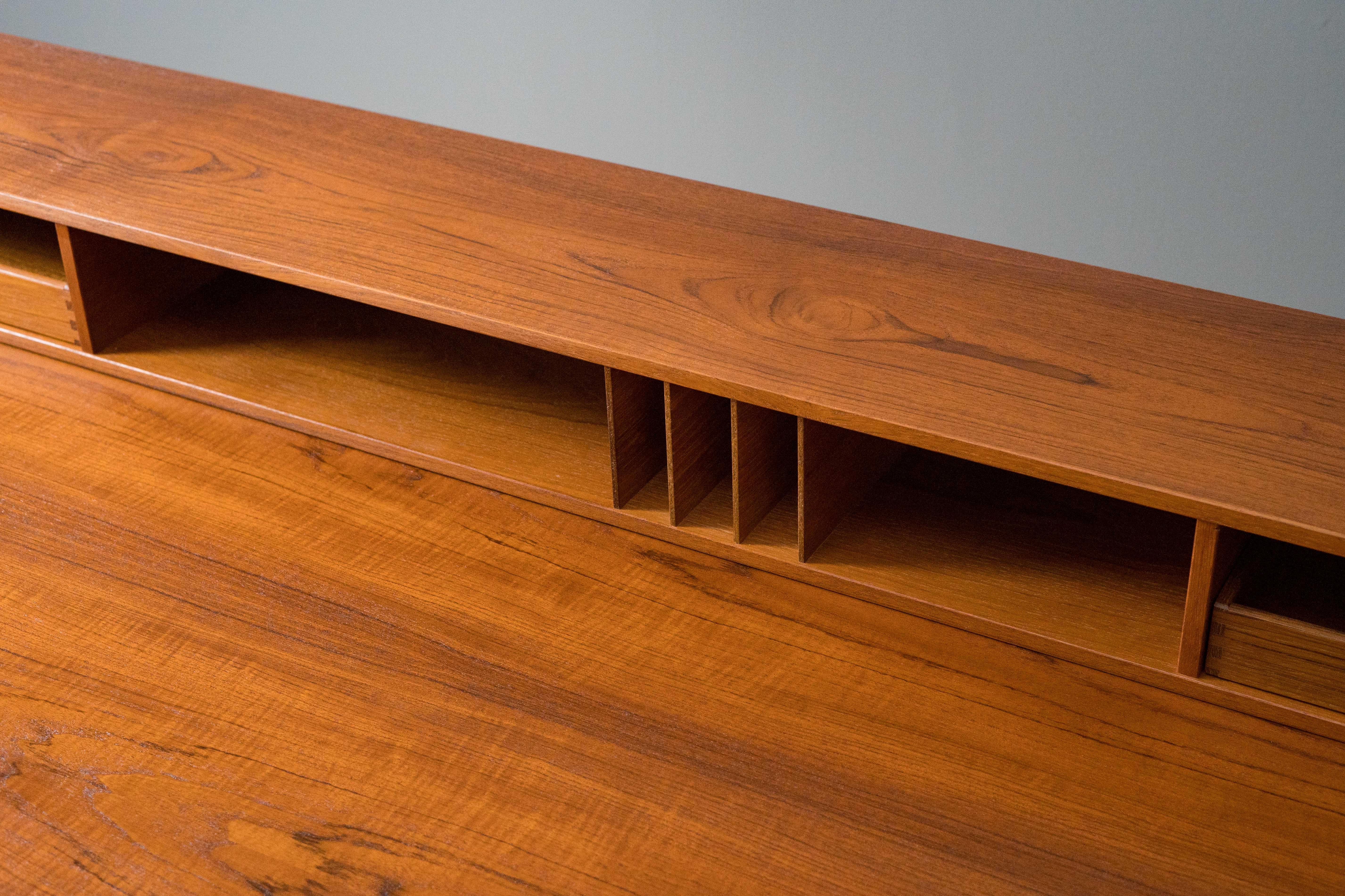 Peter Løvig Nielsen Teak Partners Desk 10
