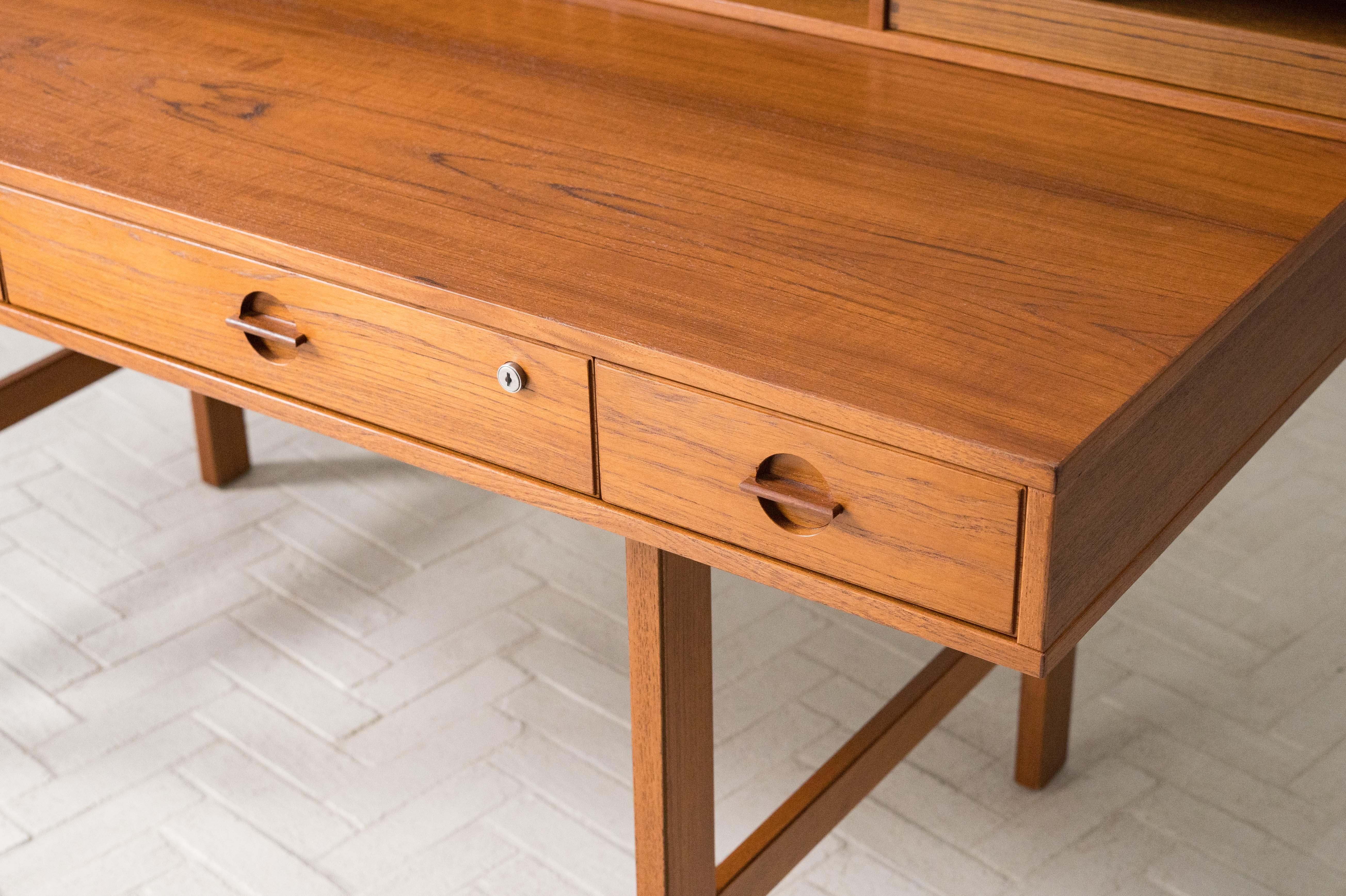 Peter Løvig Nielsen Teak Partners Desk 1