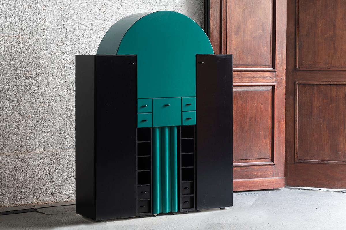 Postmoderner Wandschrank 