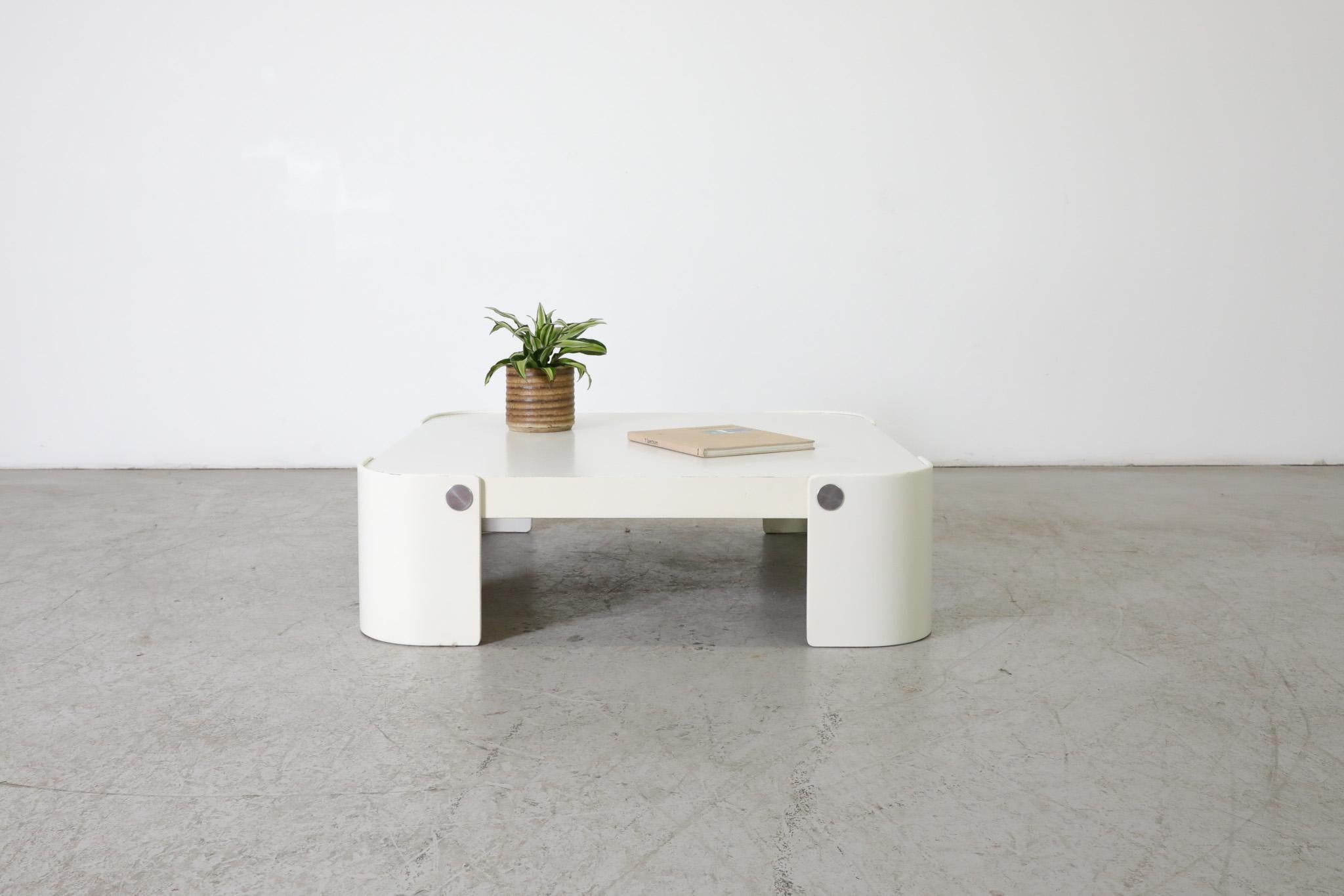 Table basse de la série Mod 'Trinum' par Peter Maly pour CORS, années 1970. Table élégante en stratifié avec pieds courbés en bois courbé et boutons chromés. Le design minimaliste bien exécuté complète son apparence entièrement blanche, ce qui