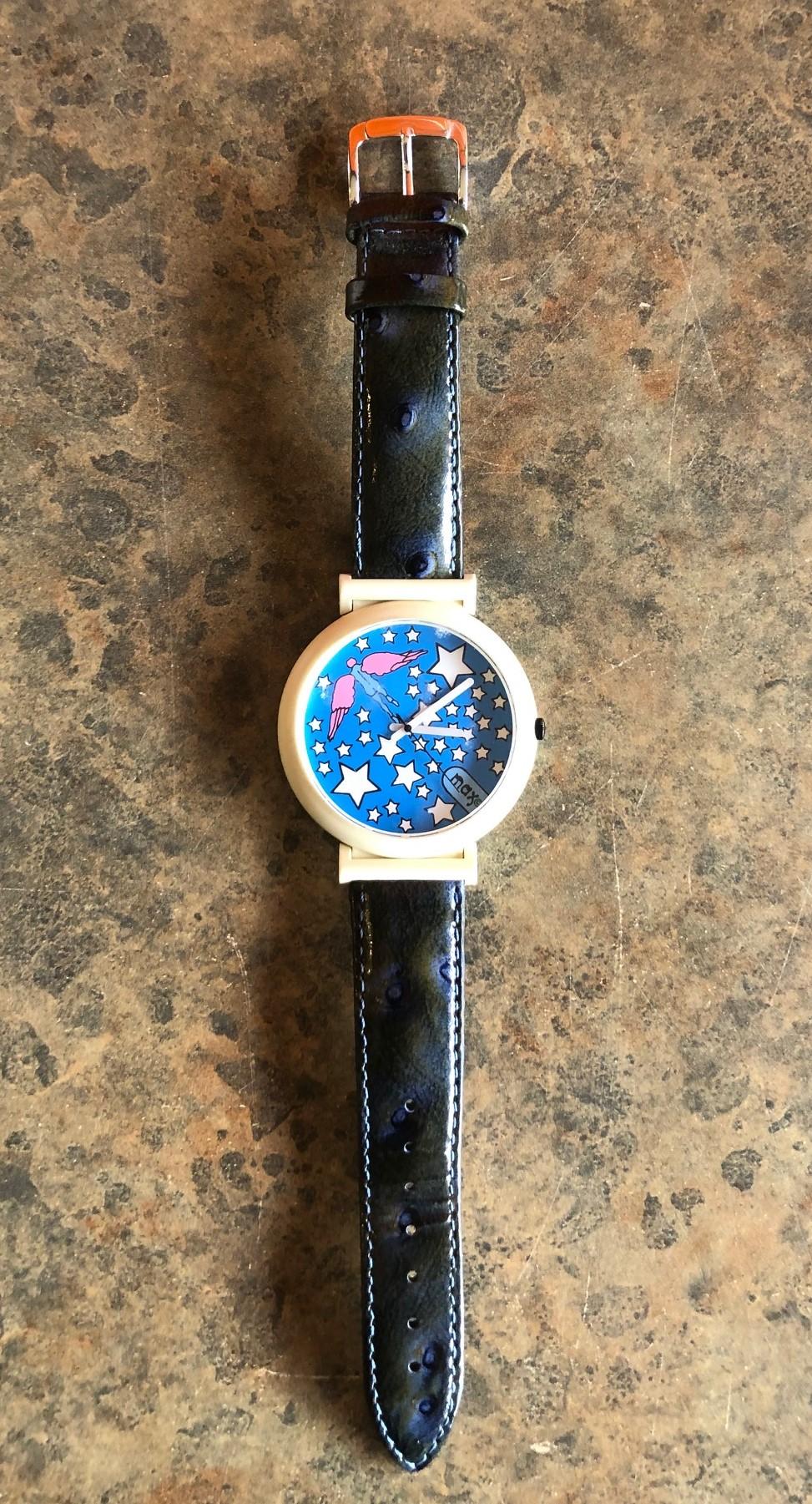 Un reloj de pulsera Petet Max muy chulo con correa de piel, circa 1988. Esfera Pop Art con bisel acrílico blanco y correa de piel de avestruz azul de tamaño 