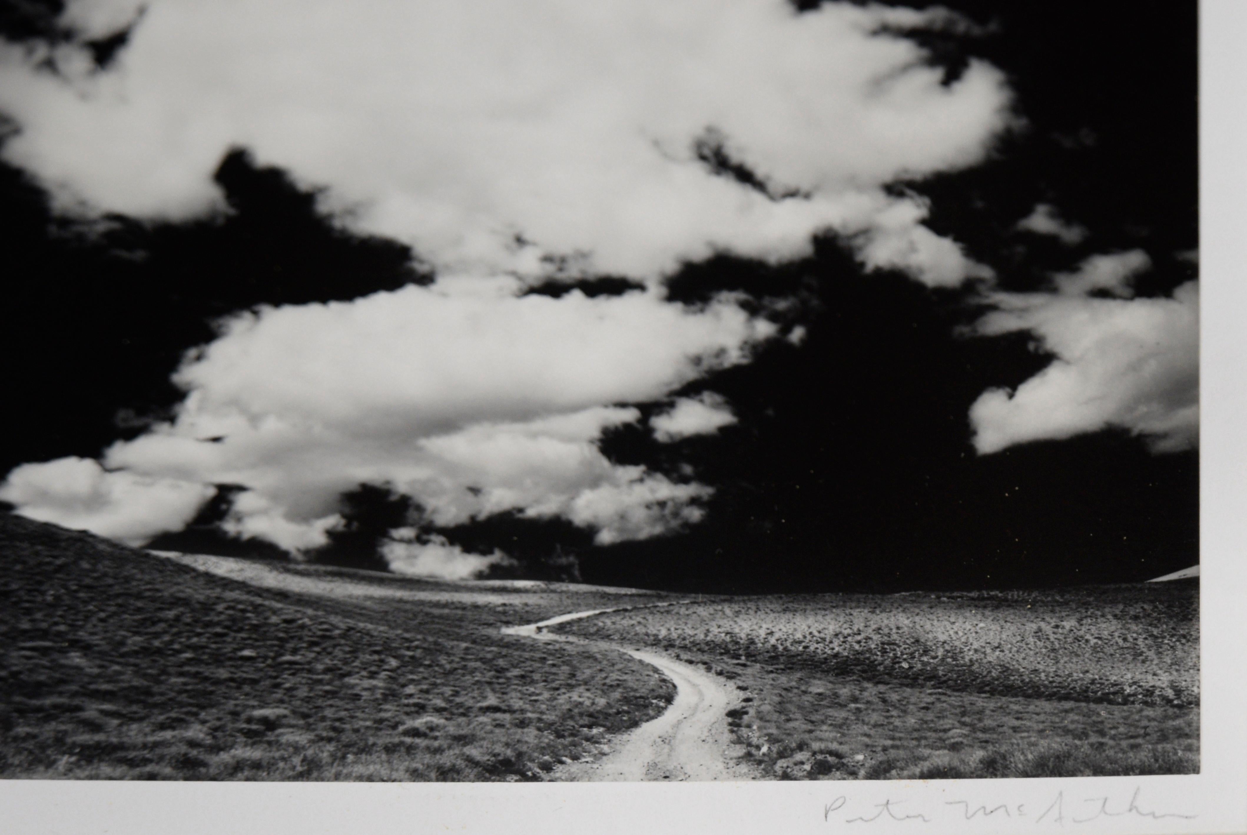 „White Mountains Road With Clouds, 1968“ – Schwarz-Weiß-Fotografie – Photograph von Peter McArthur