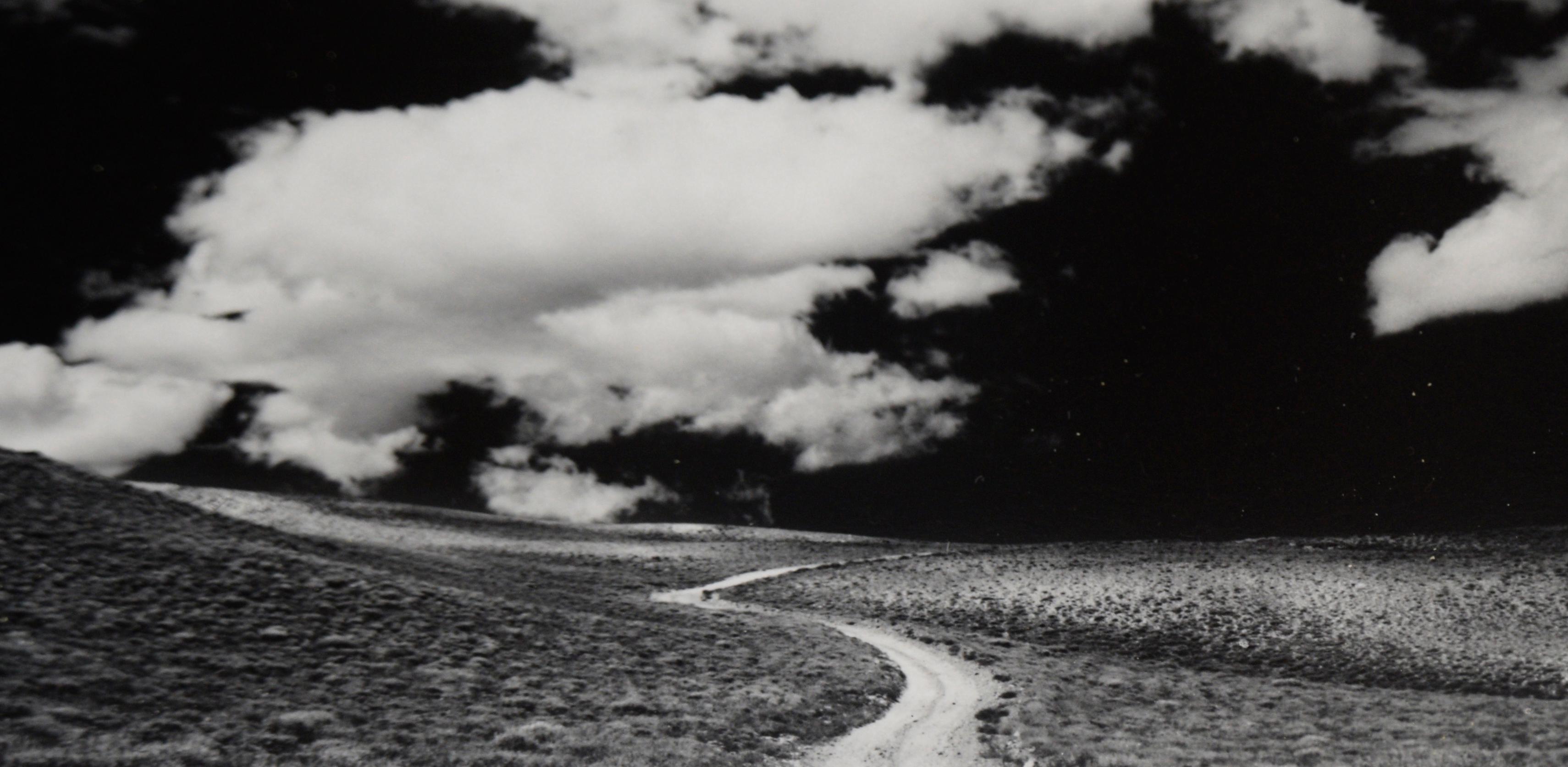 „White Mountains Road With Clouds, 1968“ – Schwarz-Weiß-Fotografie (Fotorealismus), Photograph, von Peter McArthur