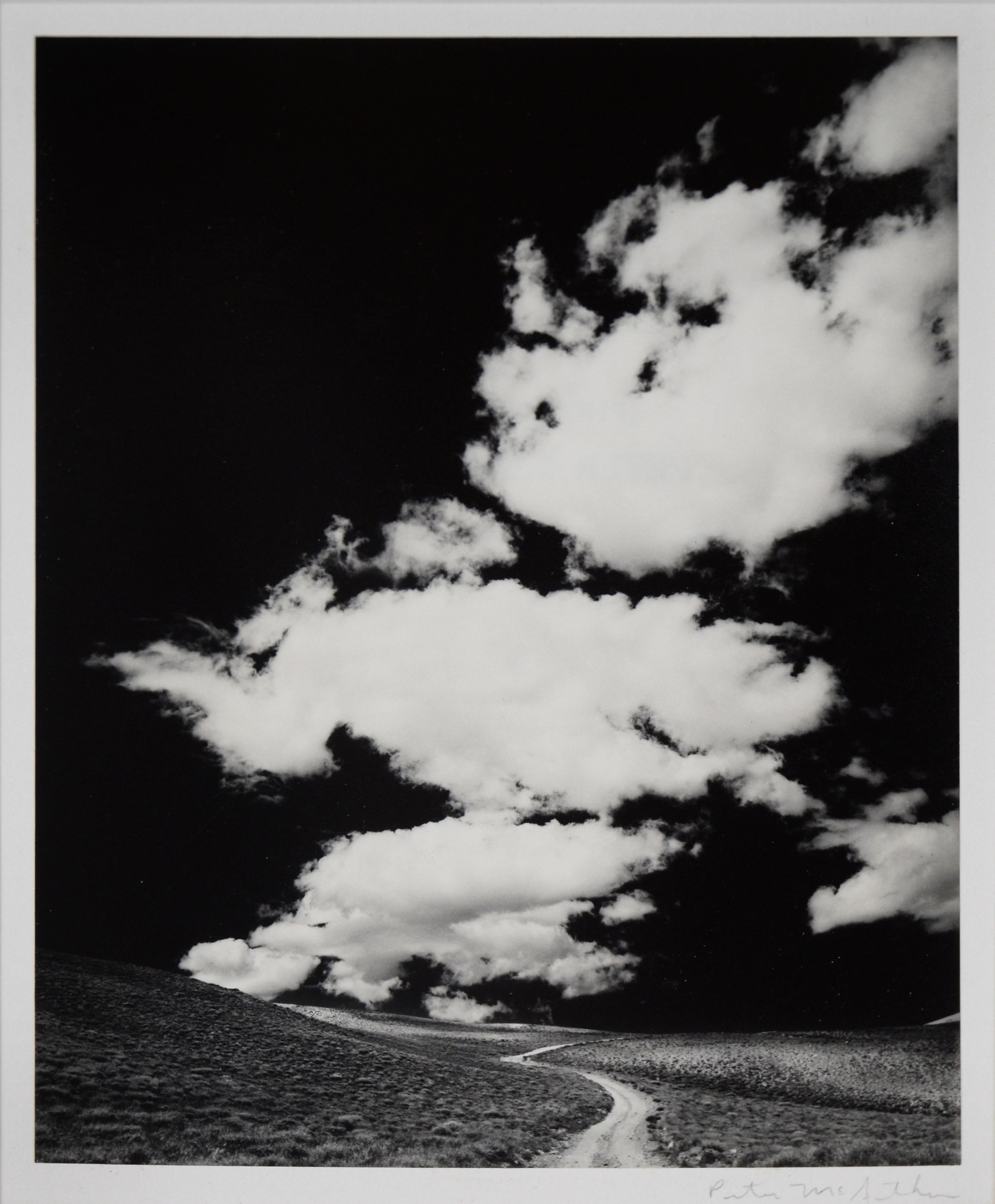 „White Mountains Road With Clouds, 1968“ – Schwarz-Weiß-Fotografie

Schwarz-Weiß-Fotografie von Peter McArthur (Amerikaner, geb. 1947), die eine unbefestigte Schotterstraße in den Bergen mit lebhaften weißen Wolken im Kontrast zum dunklen Himmel