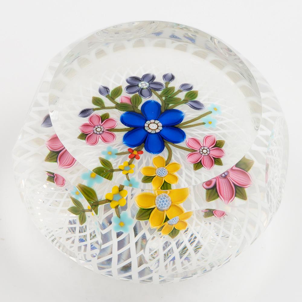 Überschrift : Peter McDougall Paperweight Lampwork Bouquet c2002-12
Datum : c2002-12
Herkunft: Schottland
Merkmale: Wunderschöner Strauß aus Lampwork- und Millefiori-Blüten, Knospen und Blättern auf einem Grund aus Latticino und Klarglas. Oberes