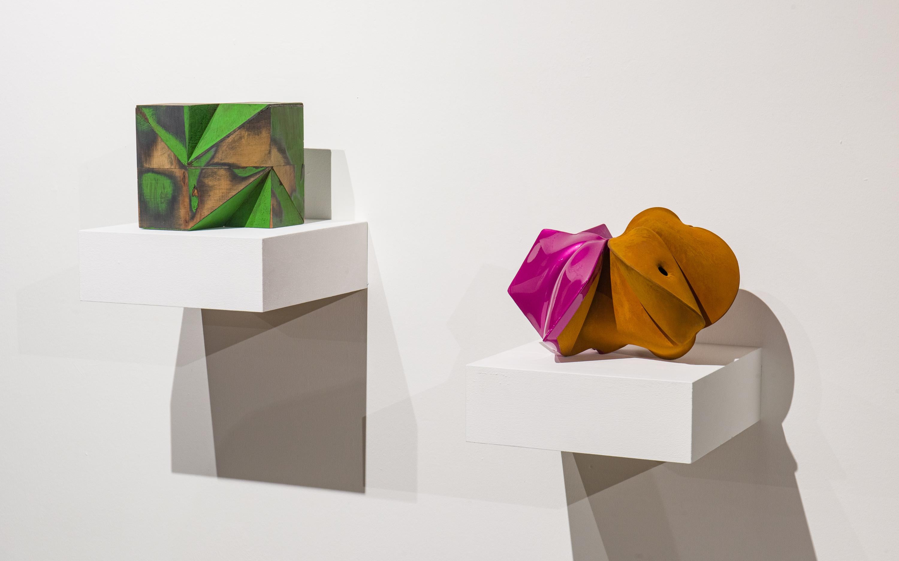 Deux histoires - Marron Abstract Sculpture par Peter Millett