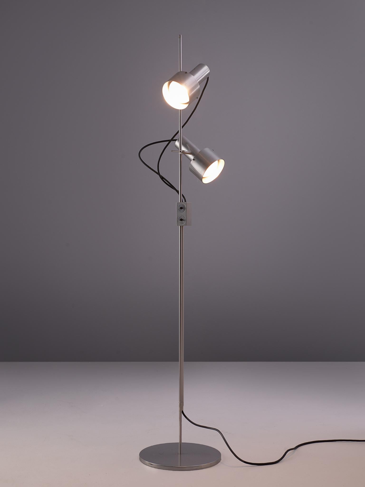 Peter Nelson for Architectural Lighting, floor lamp, aluminum, United Kingdom, circa 1970.

This floor lamp is designed by Peter Nelson and manufactured by Architectural Lighting. It is an engineered piece executed in aluminum and therefore gives