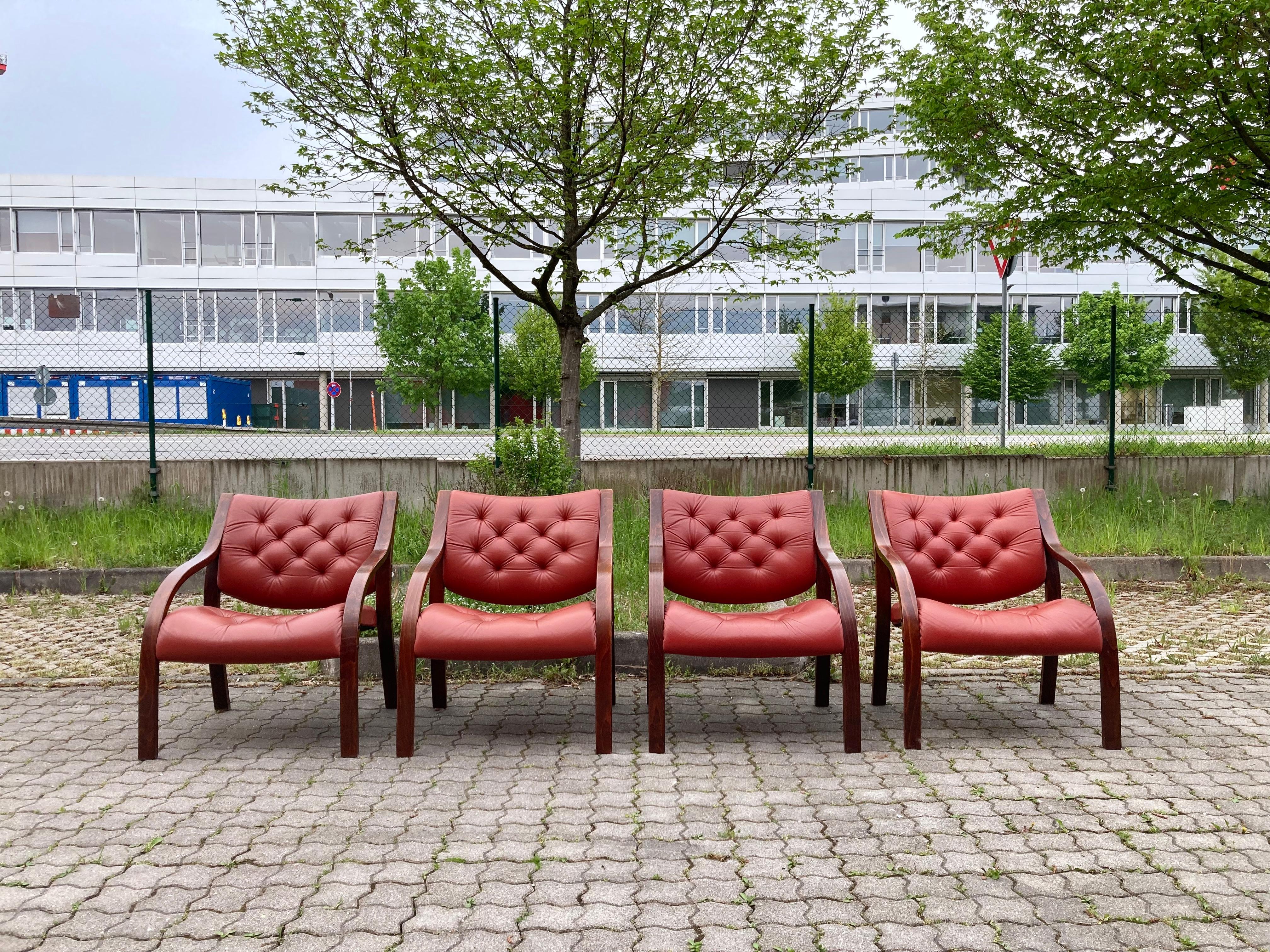 Questa poltrona Rare è stata disegnata da Peter Opsvik per Stokke / Varier.
Il modello è Polo ed è molto raro.
Una poltrona con un comodo pad per la seduta, come quella utilizzata da Peter Opsvik per la sua famosa Gravity Chair.
I punti di cucitura