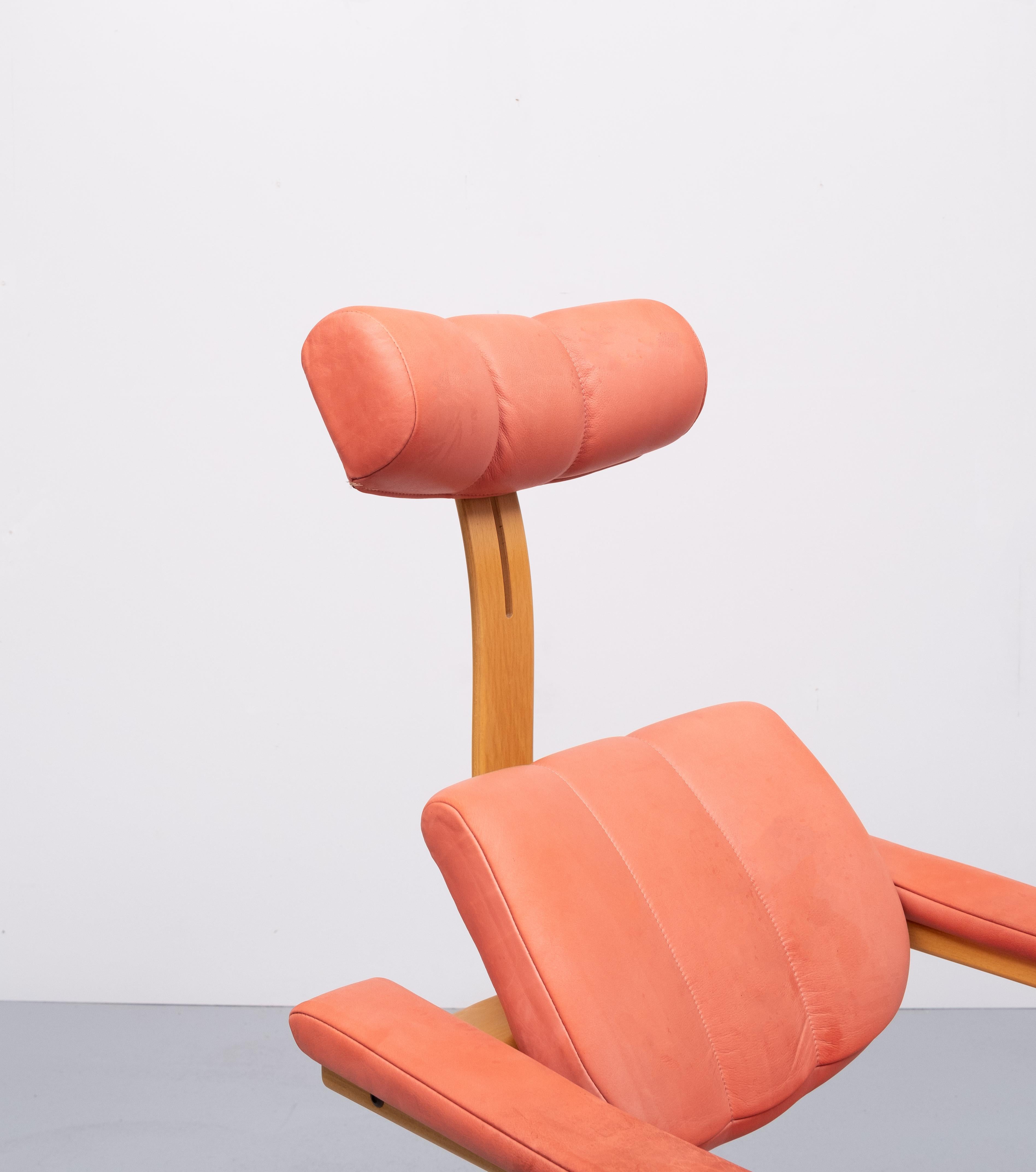 This is the Duo Balance chair by Peter Opsvik, with original label shown in a picture, a Norwegian industrial designer best known for his innovative and ergonomic chairs. Duo’s angle is adjusted by the body’s movements and users can switch between a