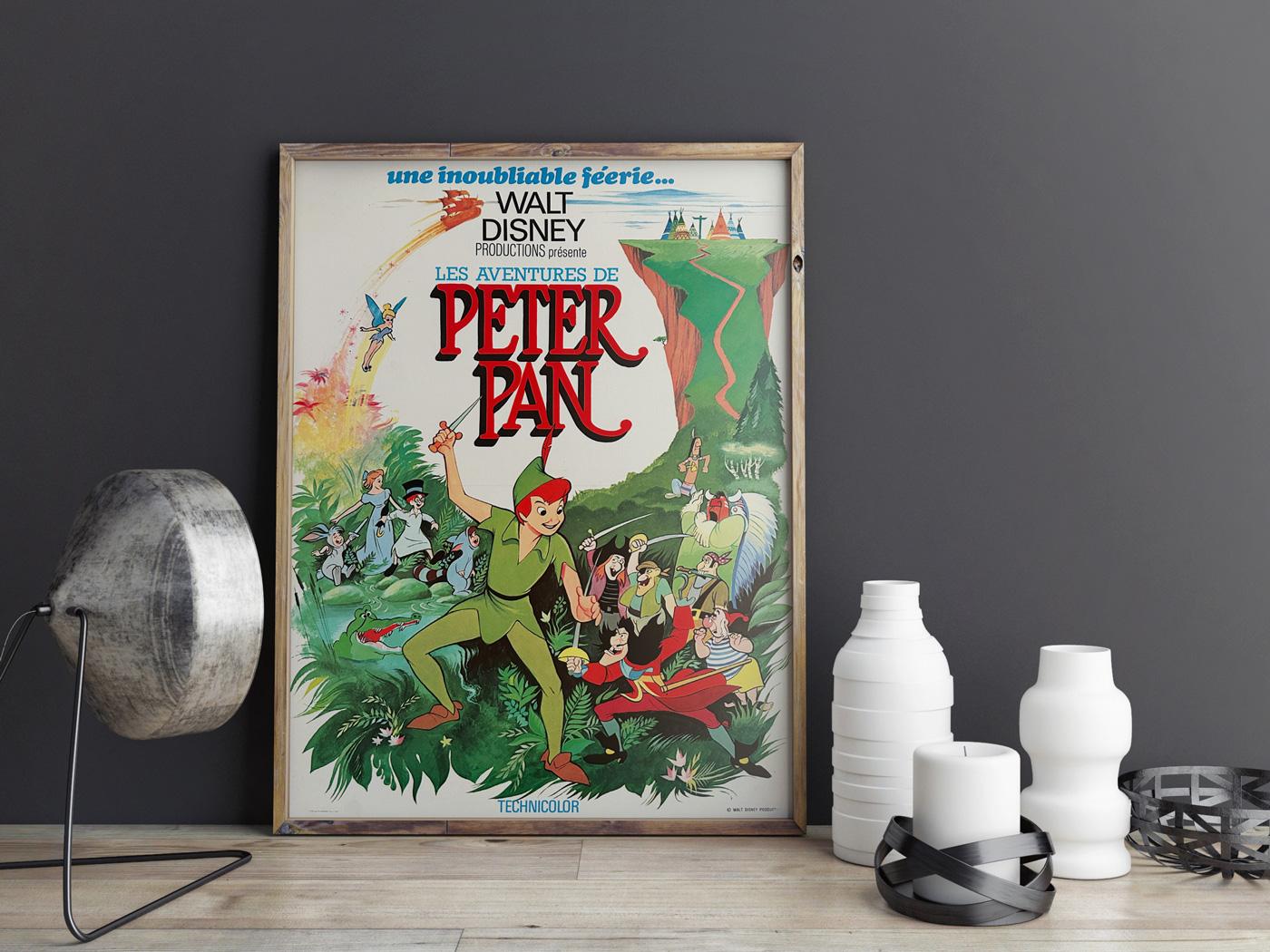 Adoriamo questa affascinante locandina originale francese per la riedizione del classico Disney Peter Pan degli anni '70. Un poster meraviglioso in condizioni favolose.

Questo poster cinematografico originale d'epoca è stato rivestito