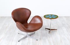 Table d'appoint en noyer et résine à trépied réglable de Peters Pepper Products