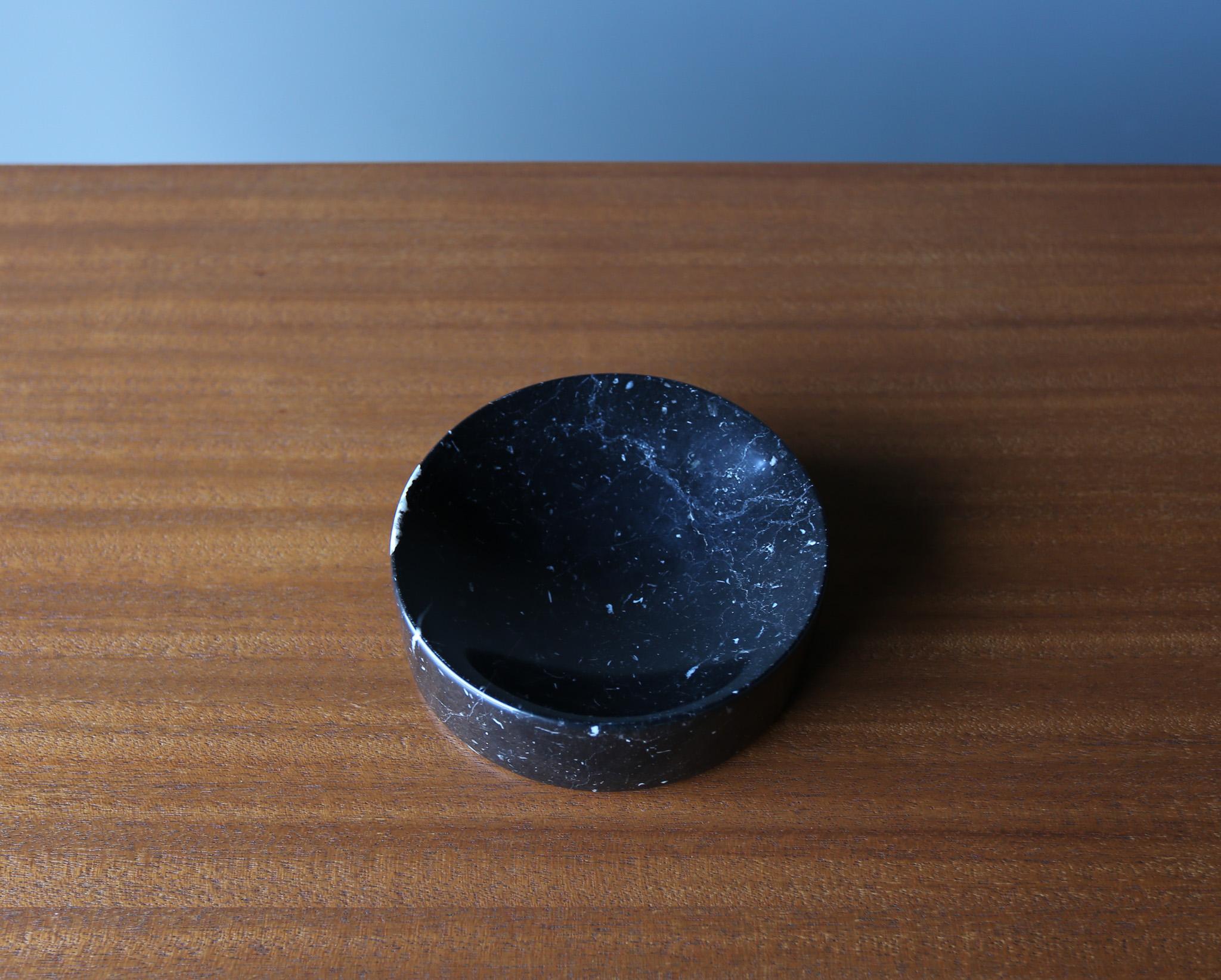 Peter Pepper Products Black Marble Bowl, California, c.1975 In Good Condition For Sale In San Juan Capistrano, CA