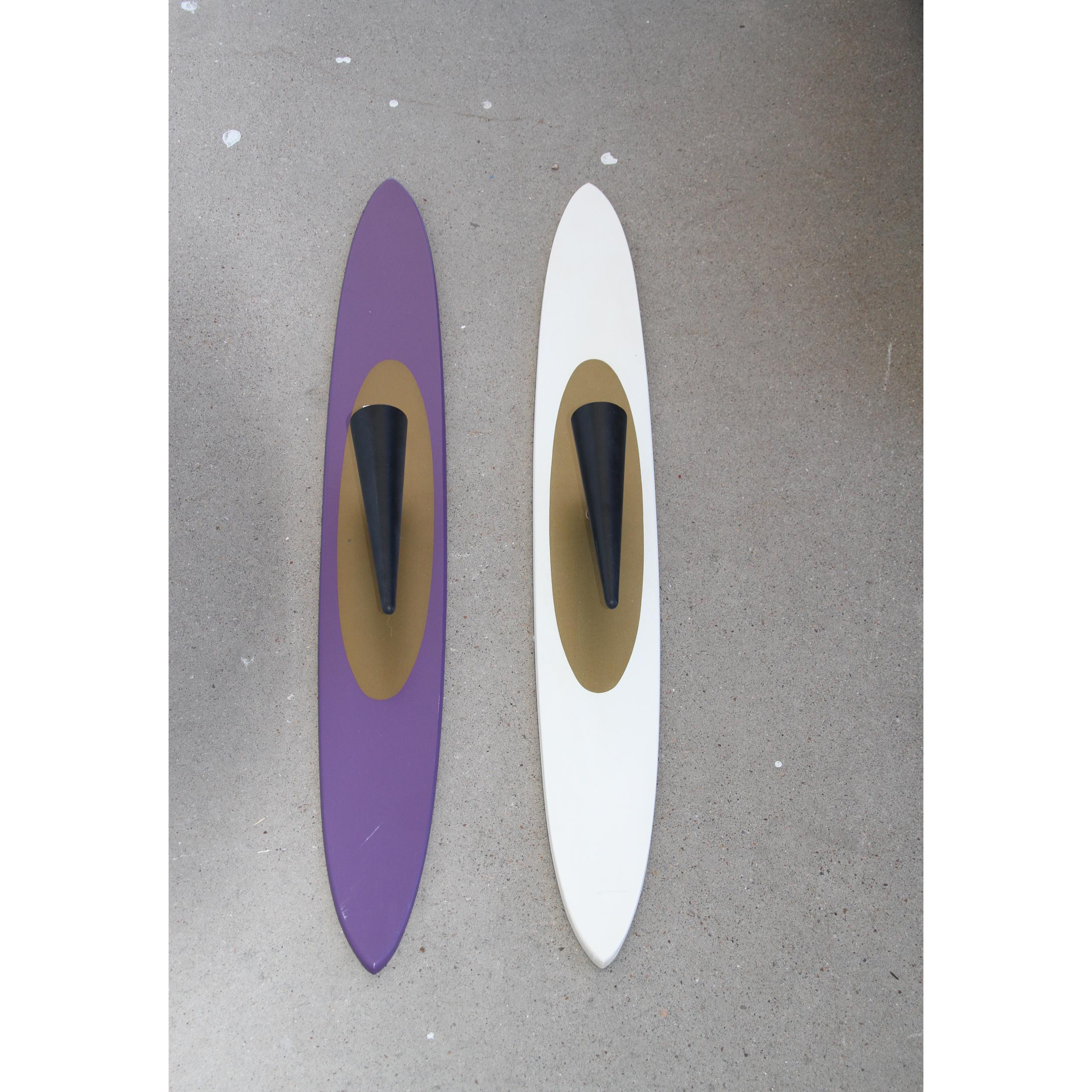 Peter Pepper Massivholz Gold und Lila/Weiß Wandleuchter (Moderne der Mitte des Jahrhunderts) im Angebot
