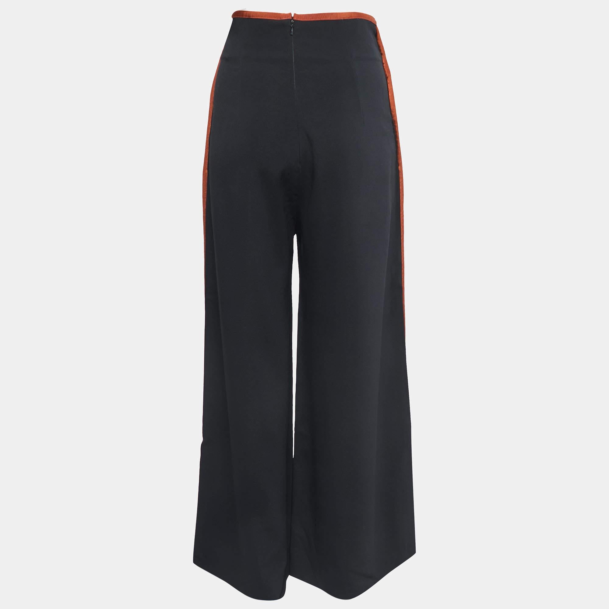 Enhance your formal attire with this pair of trousers. Designed into a superb silhouette and fit this pair of trousers will definitely make you look elegant.