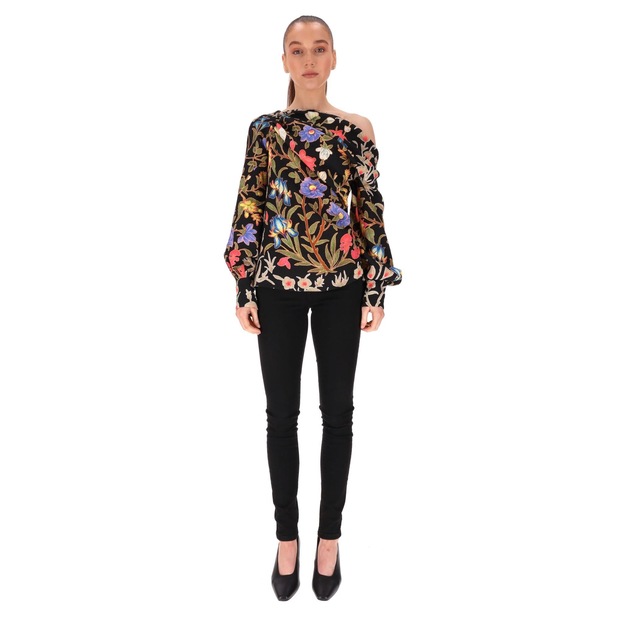 Peter Pilotto Floral Asymmetric Blouse

Black Floral Printed Silk Top.

Features a long-sleeve design with off-the-shoulder neckline.

Waffle fabric texture with a hidden back zipper closure.

Size - 38FR

Condition - Very Good

Composition - 96%