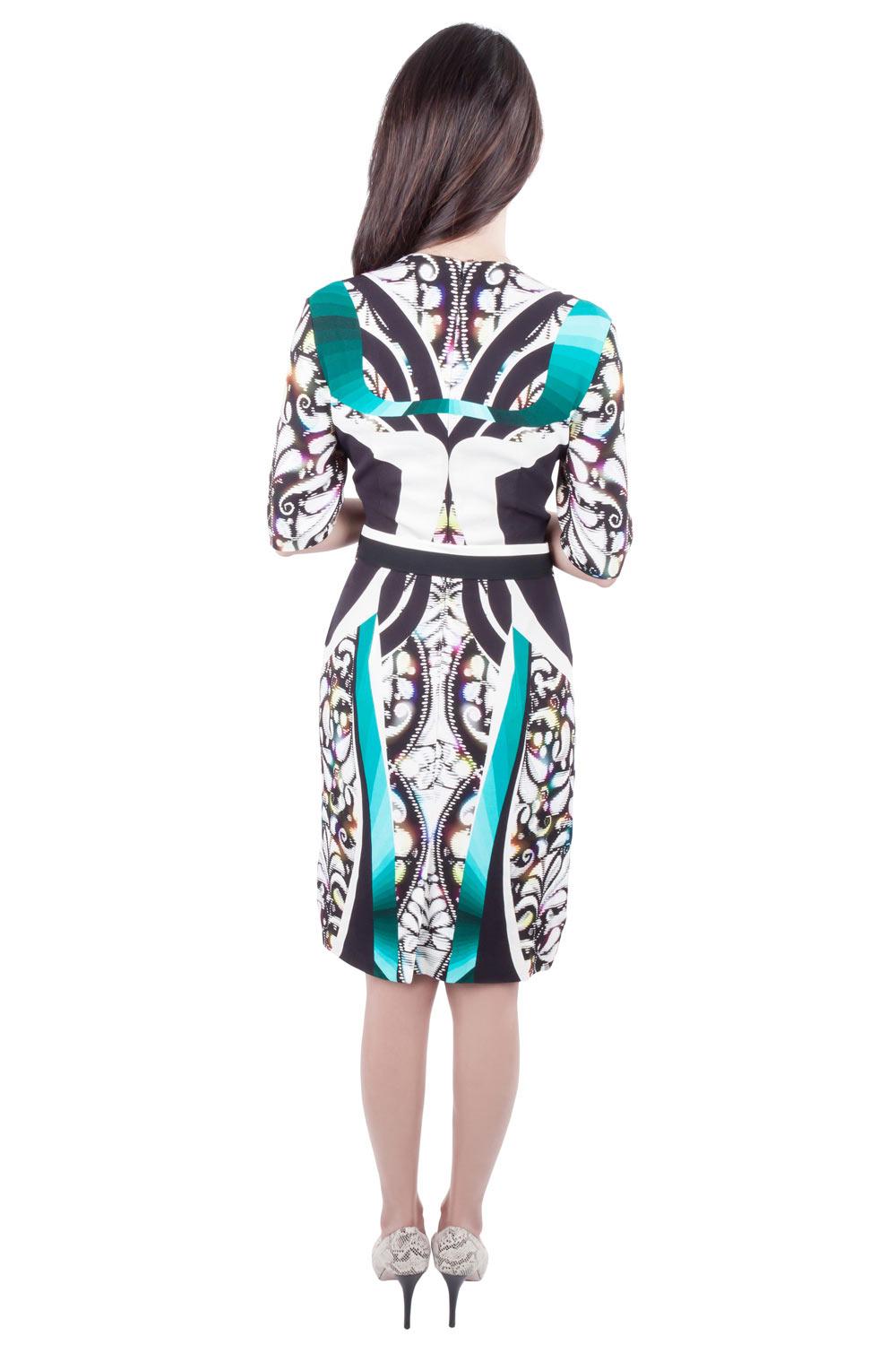 Conçue par Peter Pilotto, cette robe fourreau a été lancée dans le cadre de la collection automne 2013. Dotée d'un imprimé numérique, cette création multicolore présente un détail ceinturé, des manches courtes et une fermeture zippée. Il est simple