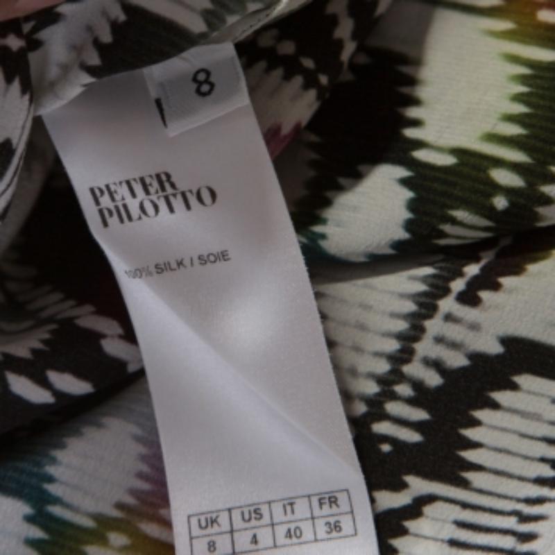 Nous adorons ce chemisier de Peter Pilotto car il est très stylé et attrayant. Il est doté de manches longues, d'un col rond et d'imprimés multicolores sur l'ensemble du corps. Vous pouvez l'associer à un pantalon ou à une jupe et à des talons hauts.