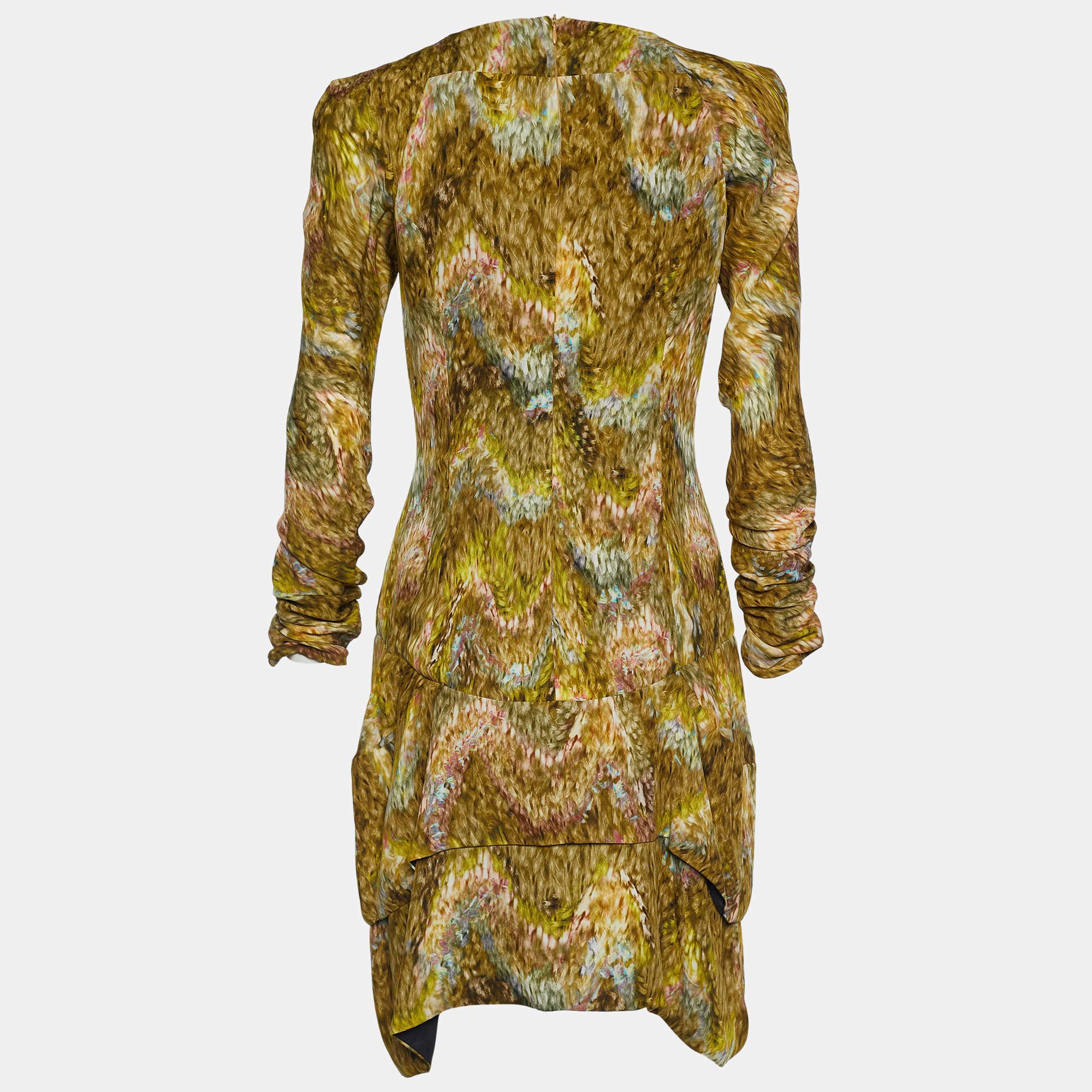Now formal outfits can both be sophisticated and stunning with this Peter Pilotto dress. Doused in gorgeous multicolored prints, this dress is created using silk fabric and highlighted with contrast collars. Featuring long sleeves, this dress is