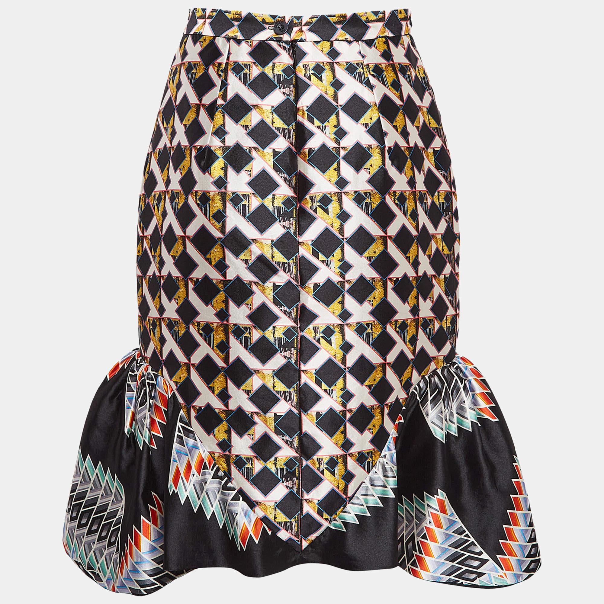 This lovely skirt is beautifully stitched from fine fabric. The comfy designer skirt has a flattering silhouette. Pair it with a simple top and strappy heels for a chic look.