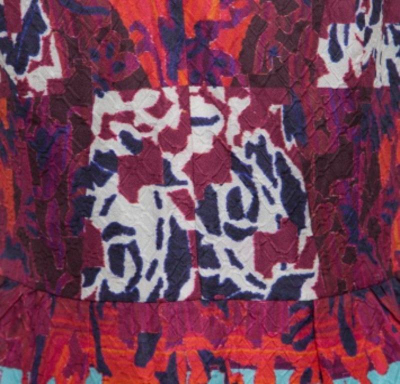 Dieses Oberteil von Peter Pilotto zeichnet sich durch ein taillenbetontes Schößchen aus und ist ein echter Hingucker für Ihre Abendveranstaltungen. Es ist aus einer Cloque-Seidenmischung gefertigt und mit einem kunstvollen Wasserorchideen-Print