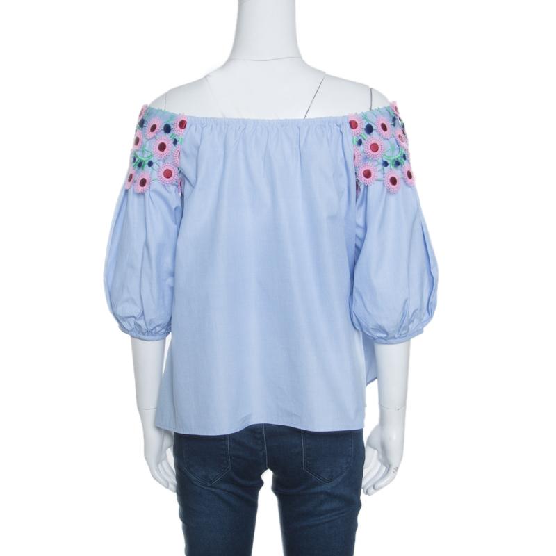 You'll find occasions to wear this beautiful sky blue top from Peter Pillotto which will make hearts flutter wherever you go! It is made of 100% cotton and features an artistic silhouette. It flaunts an off-shoulder design with an overlay of