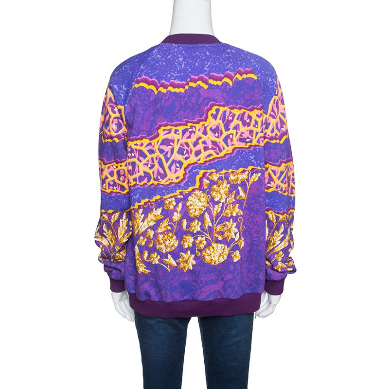 You'll find occasions to wear this beautiful purple sweatshirt from Peter Pillotto which will make hearts flutter wherever you go! It is made of 100% cotton and features a simple structured silhouette. It flaunts a printed pattern all over it and is