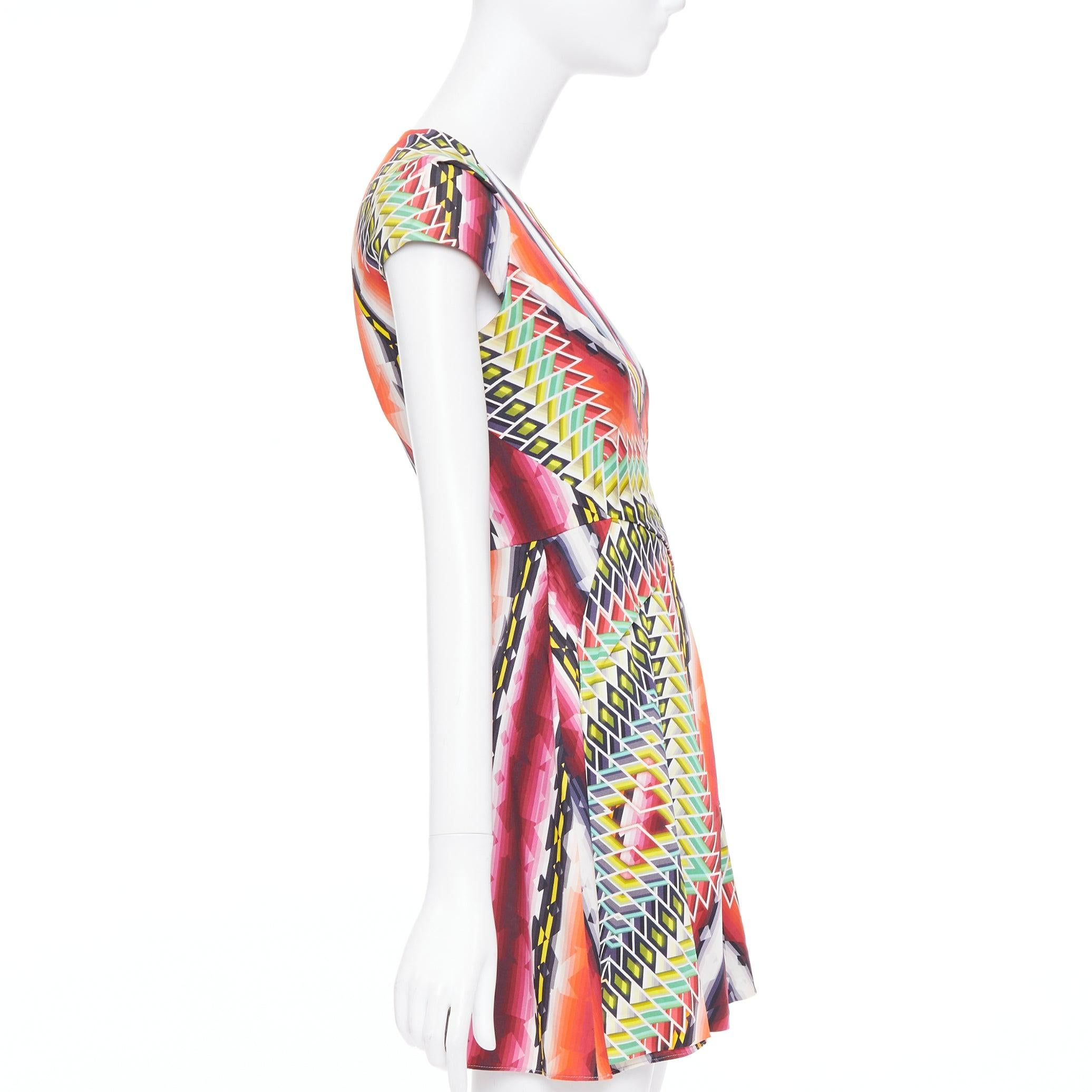 PETER PILOTTO Runway mehrfarbiges Kleid mit geometrischem Digitaldruck UK8 S im Zustand ��„Relativ gut“ im Angebot in Hong Kong, NT