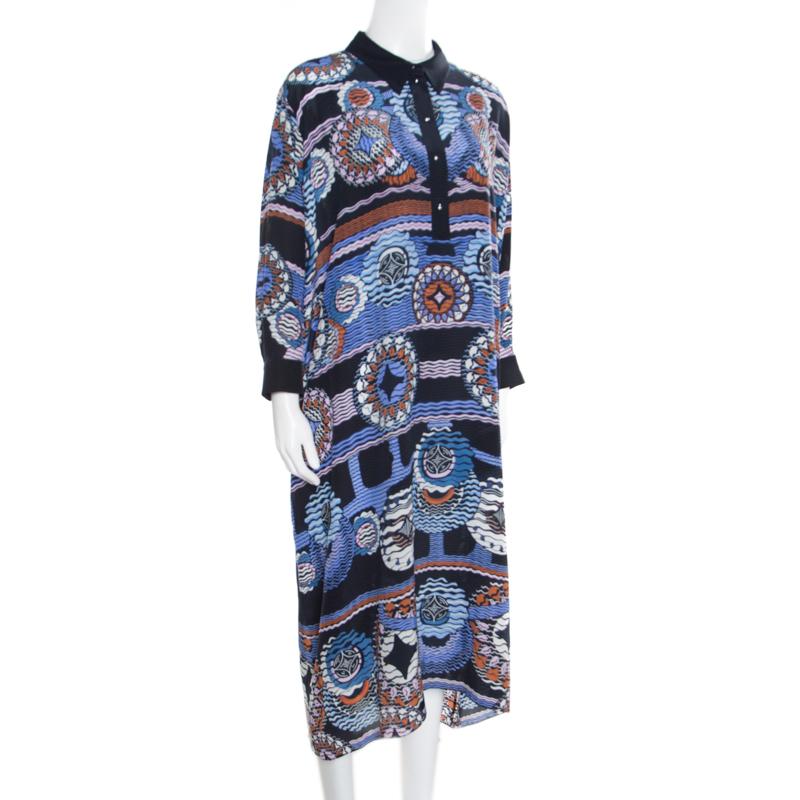 An excellent balance of comfort and style, this dress is a closet staple. From the house of Peter Pilotto from the Resort 2016 collection, this dress, designed in a kaftan style, is perfect for evening looks. Style this silk piece accented with an